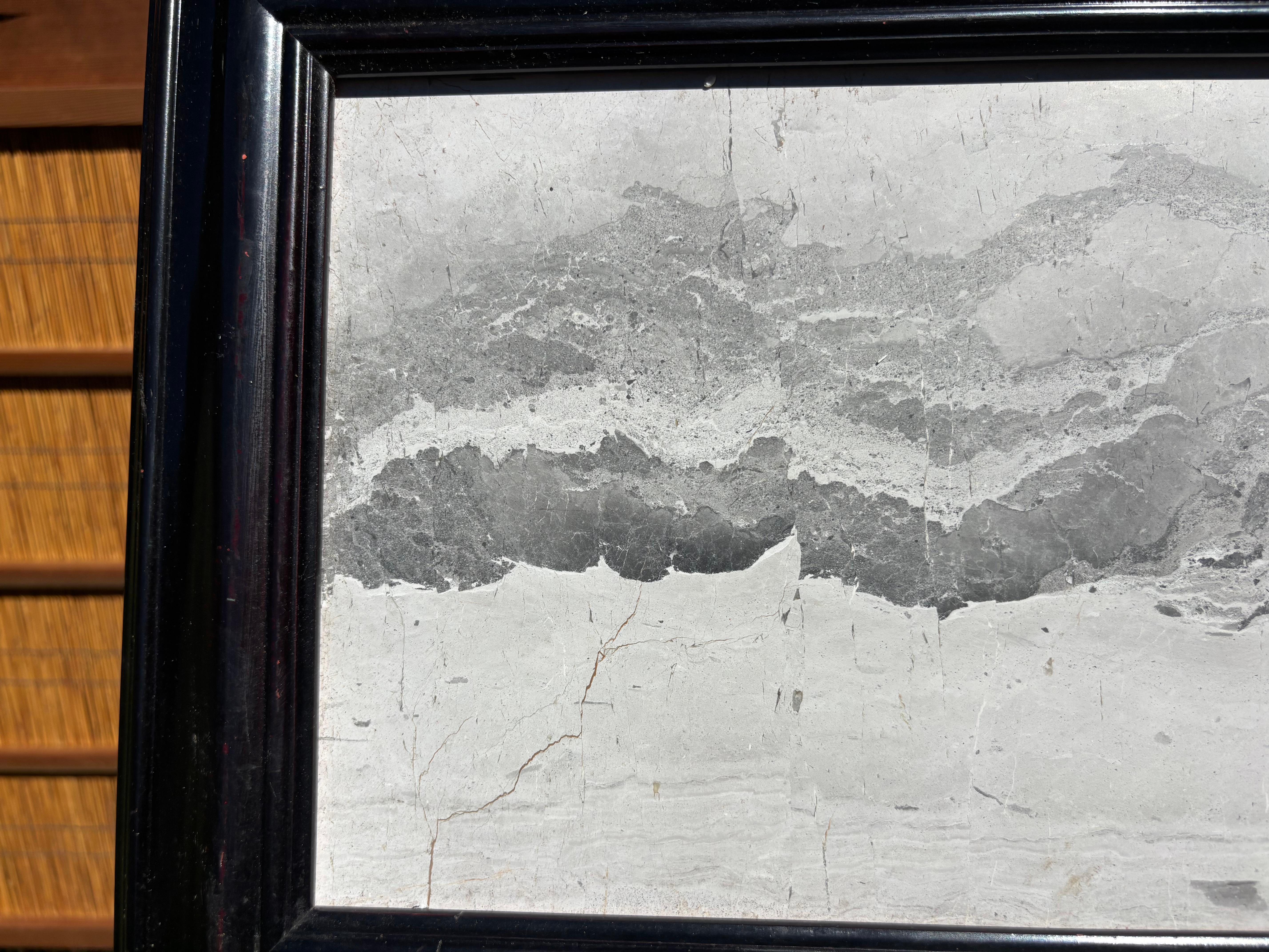 Graue und weiße Landschaftsmalerei Meer & Berge Fine Works of Art Signiert (Handgeschnitzt) im Angebot