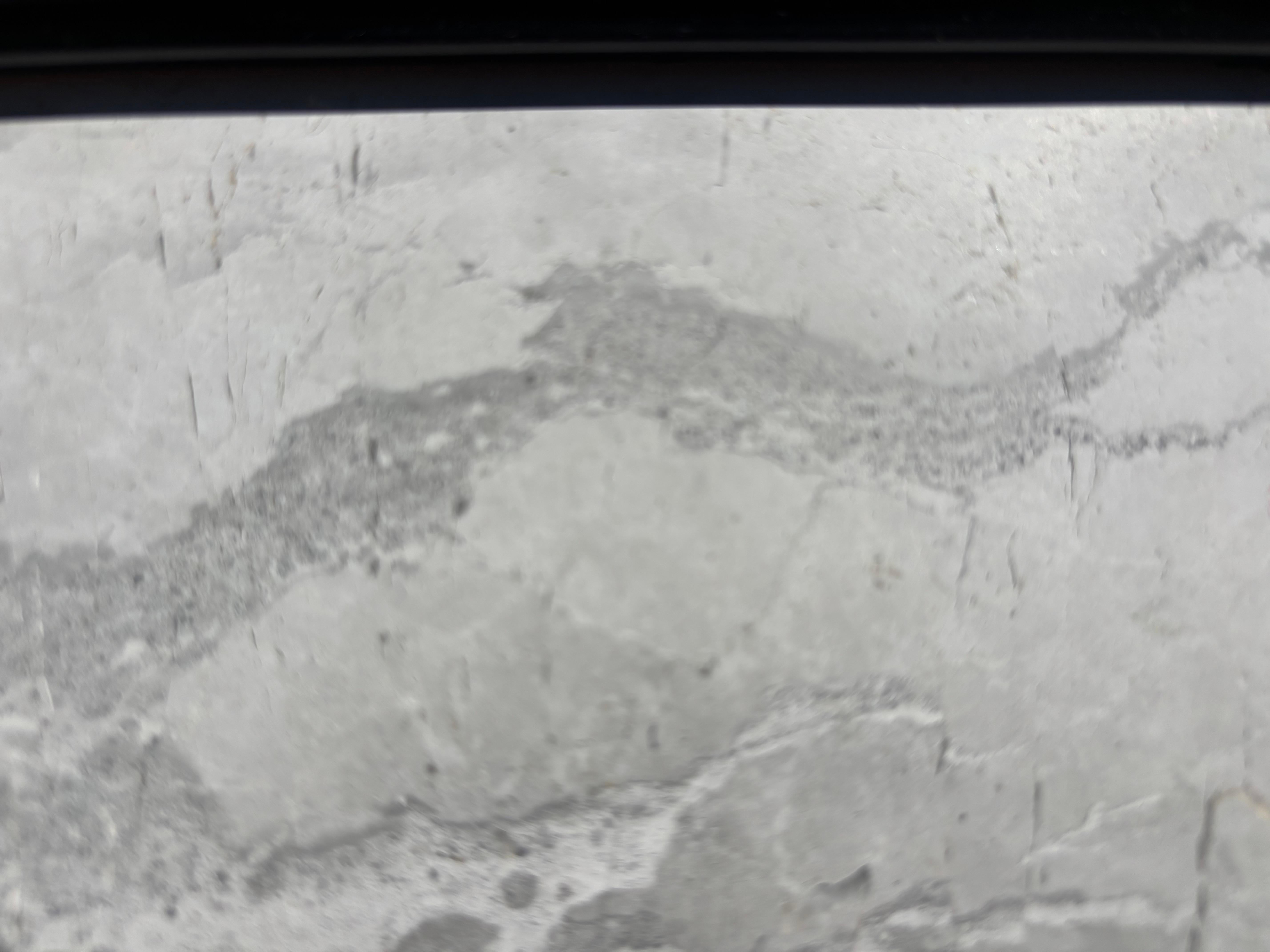 Graue und weiße Landschaftsmalerei Meer & Berge Fine Works of Art Signiert im Angebot 1