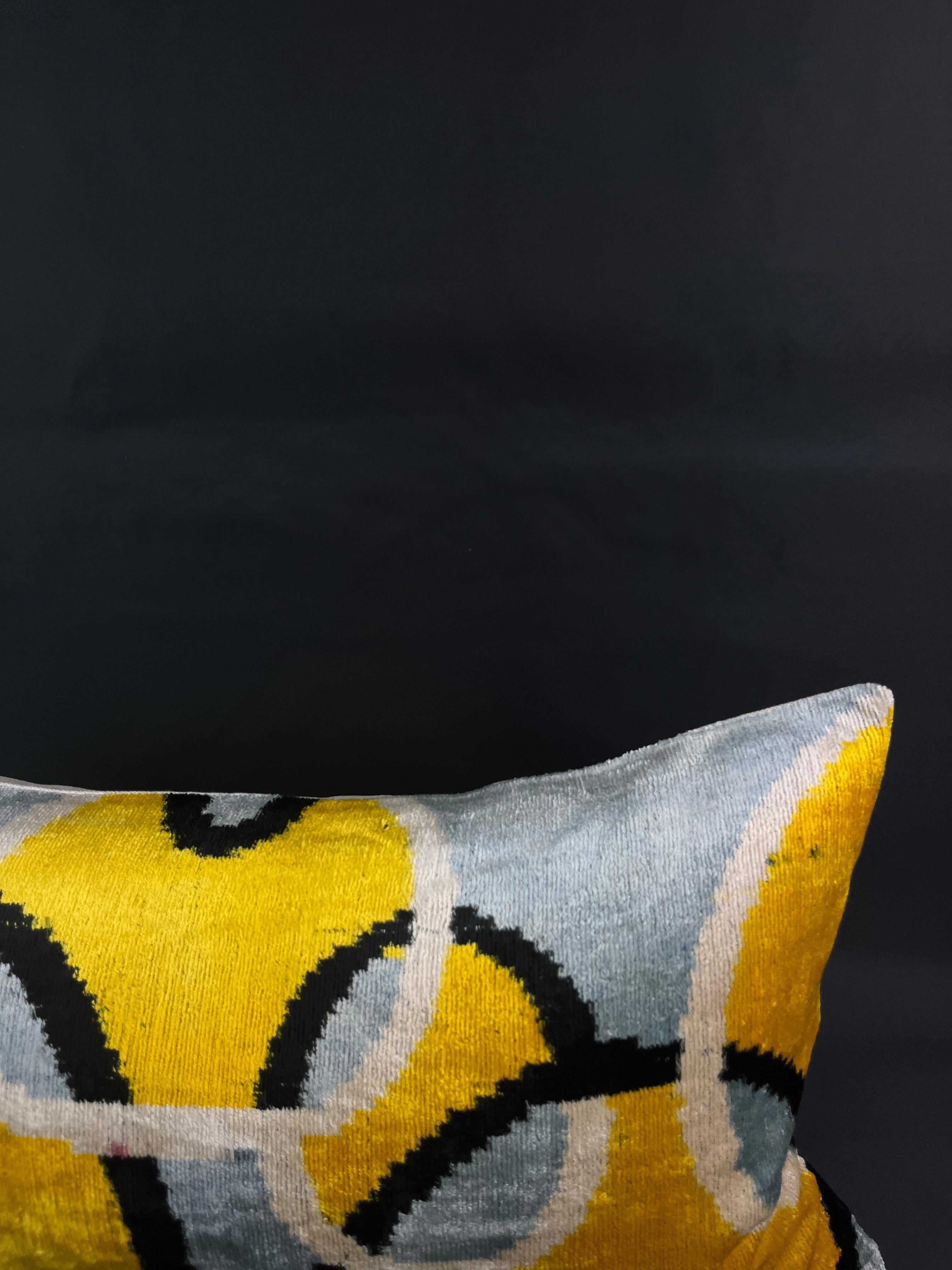 Modern Gray and Yellow Geometric Circle Design Velvet Silk Ikat Pillow Cover For Sale