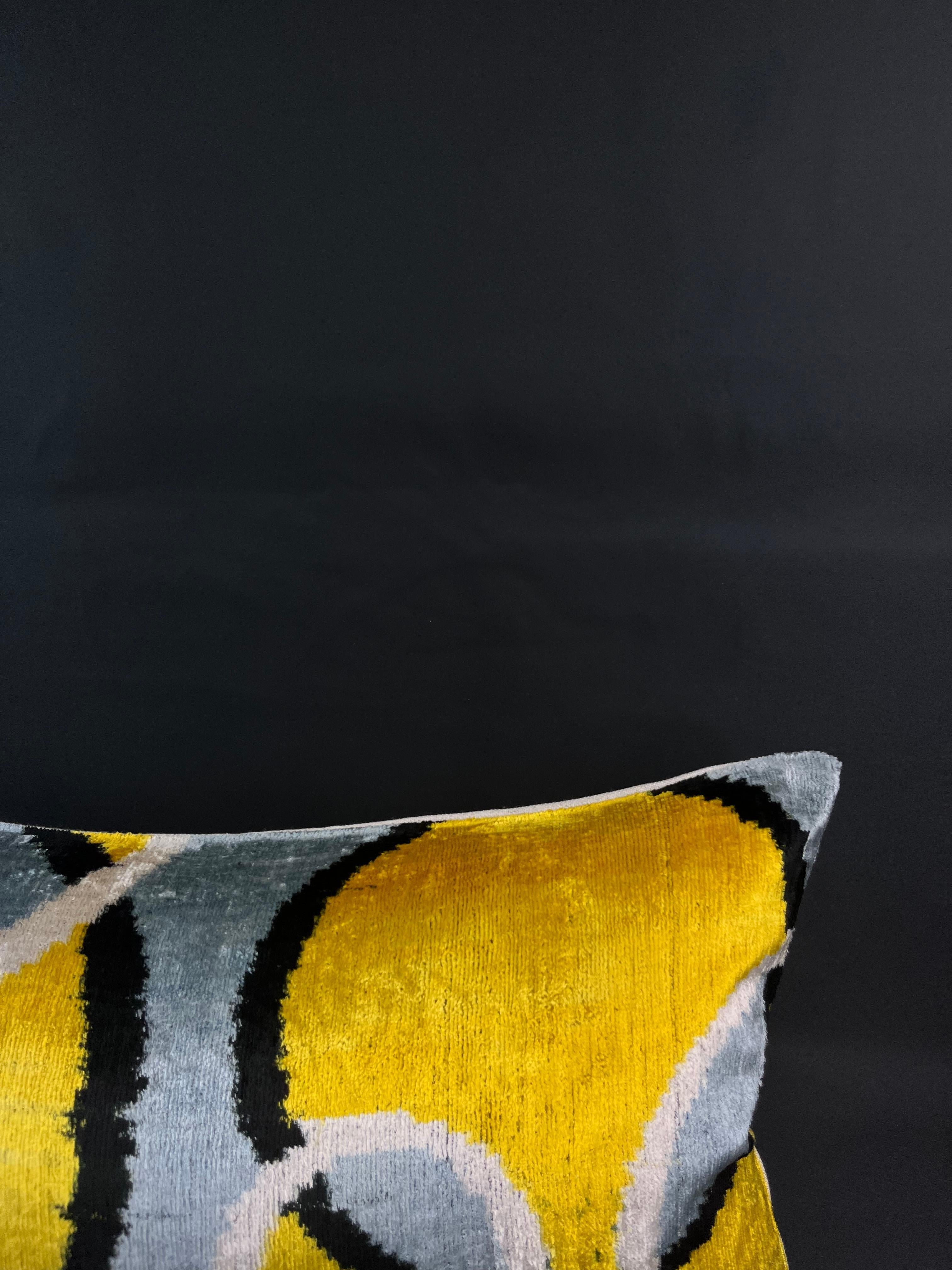 Modern Grey and Yellow Geometric Circle Design Velvet Silk Ikat Pillow Cover For Sale