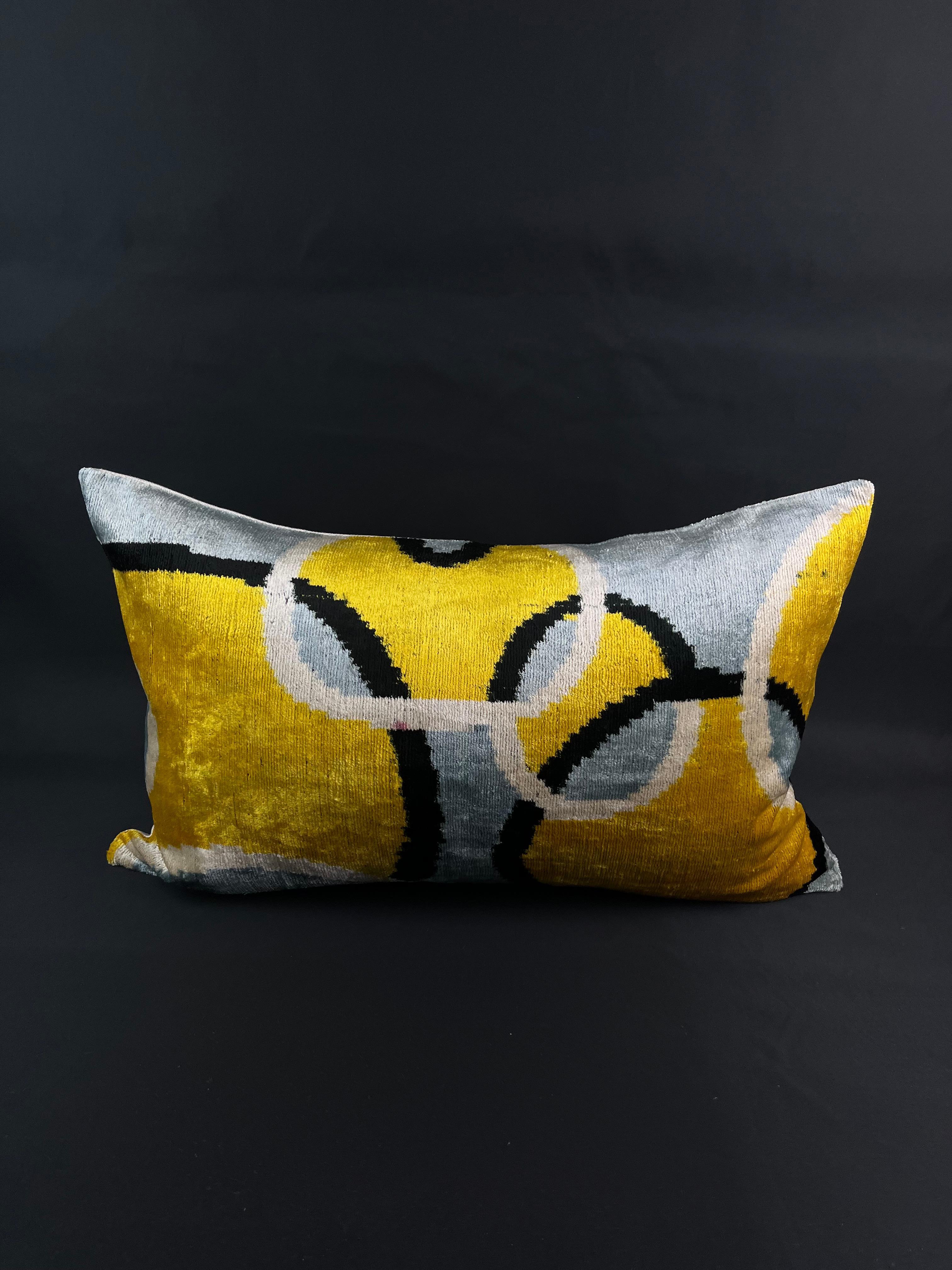 Gray and Yellow Geometric Circle Design Velvet Silk Ikat Pillow Cover In New Condition For Sale In Houston, TX