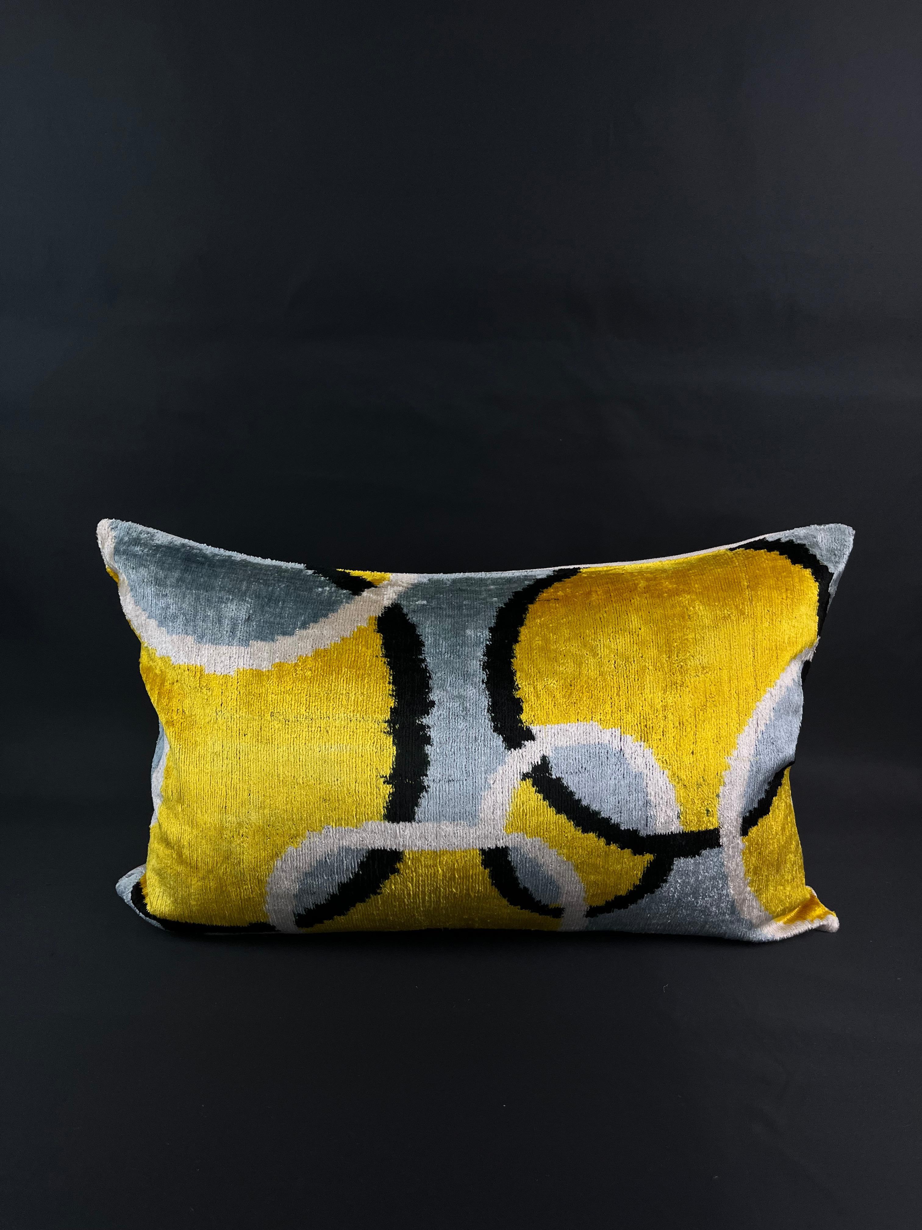 Grey and Yellow Geometric Circle Design Velvet Silk Ikat Pillow Cover In New Condition For Sale In Houston, TX