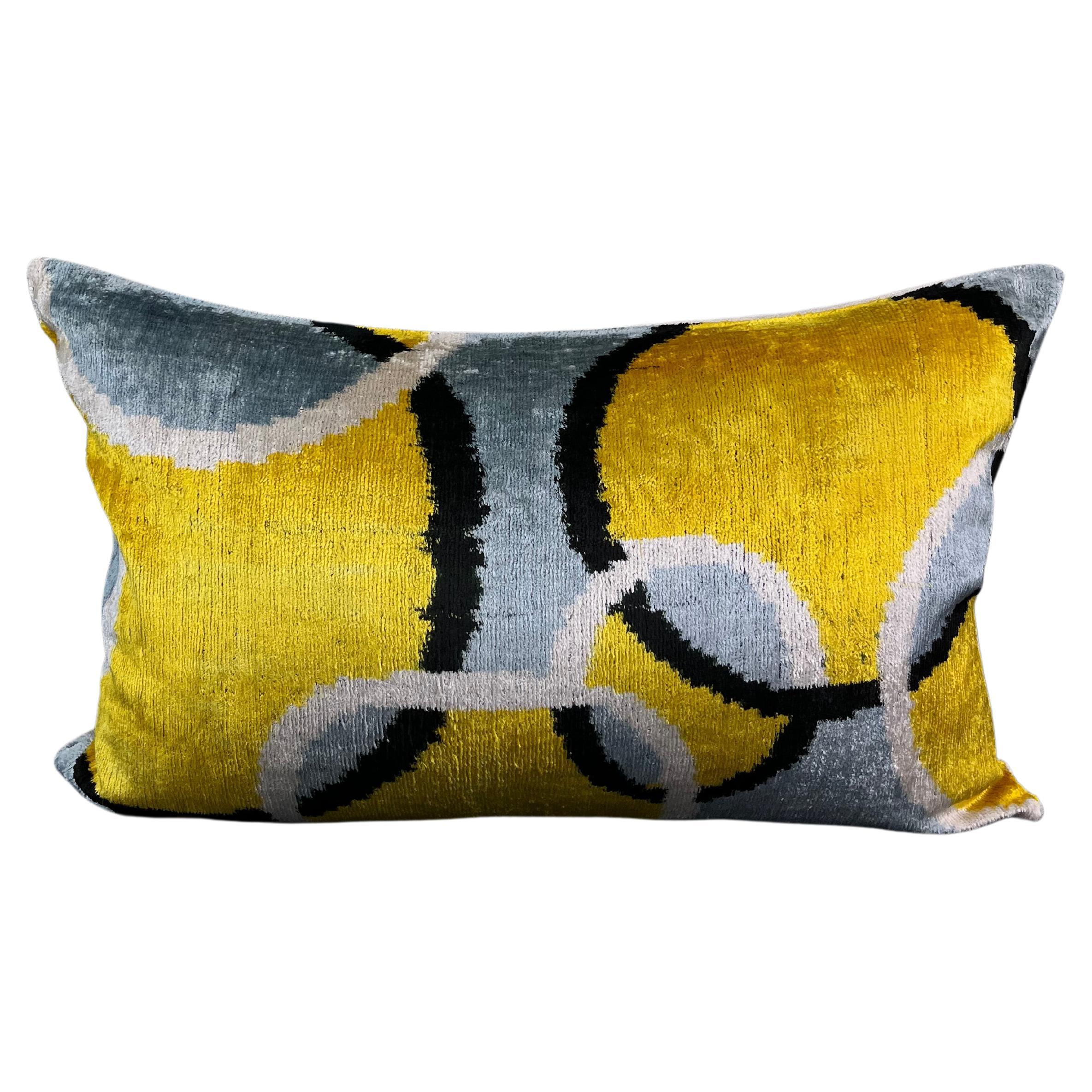 Housse de coussin Ikat en velours de soie à motifs de cercles géométriques gris et jaunes 16" x 24".