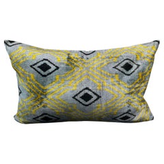 Housse de coussin Ikat en velours de soie gris et jaune 16" x 24".