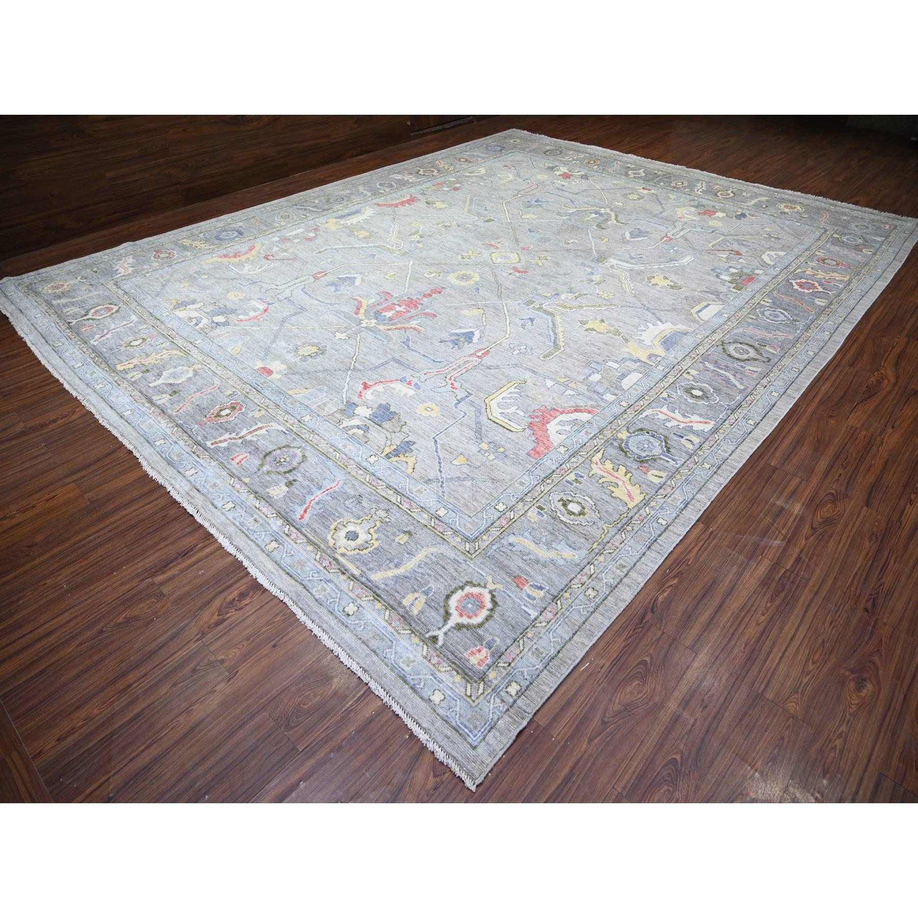 Noué à la main Tapis oriental gris Angora Oushak à motif coloré noué à la main 12'2
