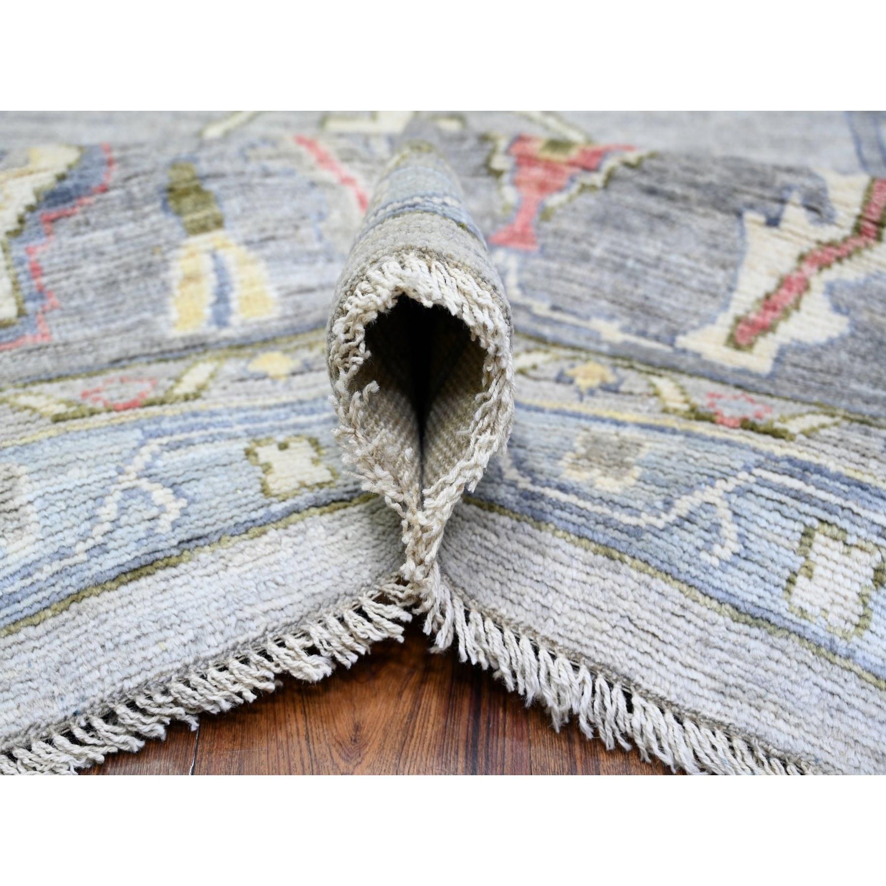 XXIe siècle et contemporain Tapis oriental gris Angora Oushak à motif coloré noué à la main 12'2