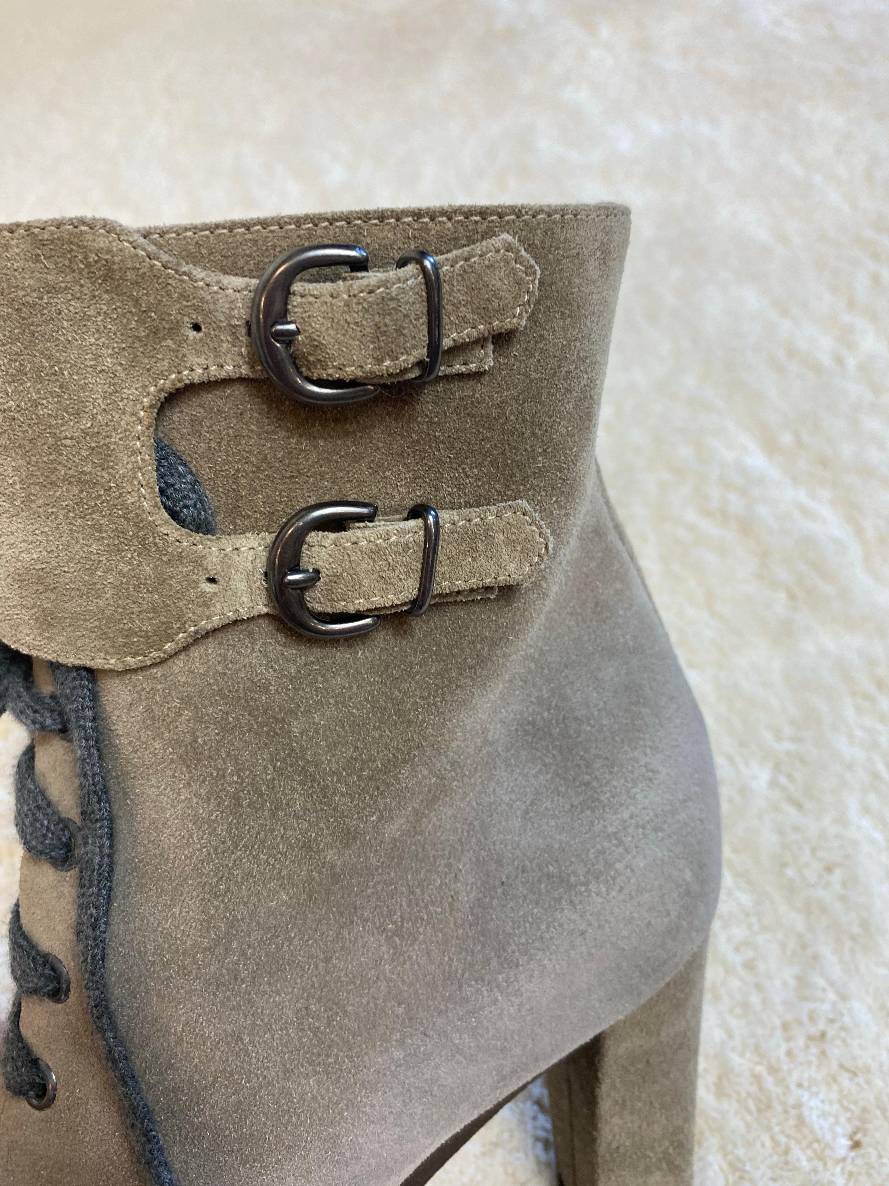 Graue Ankle Boots mit Absatz von Brunello Cucinelli. für Damen oder Herren im Angebot