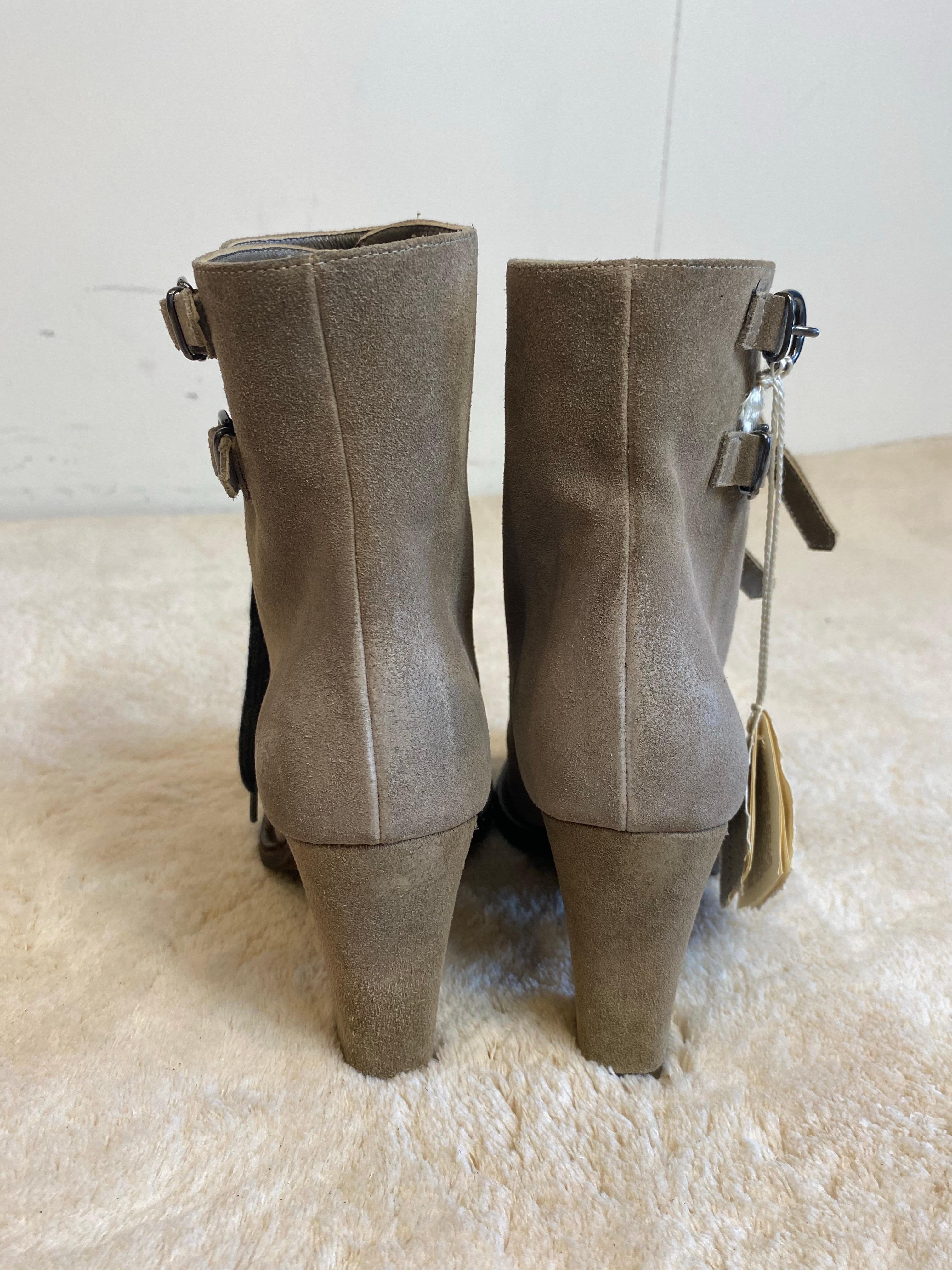 Graue Ankle Boots mit Absatz von Brunello Cucinelli. im Angebot 1