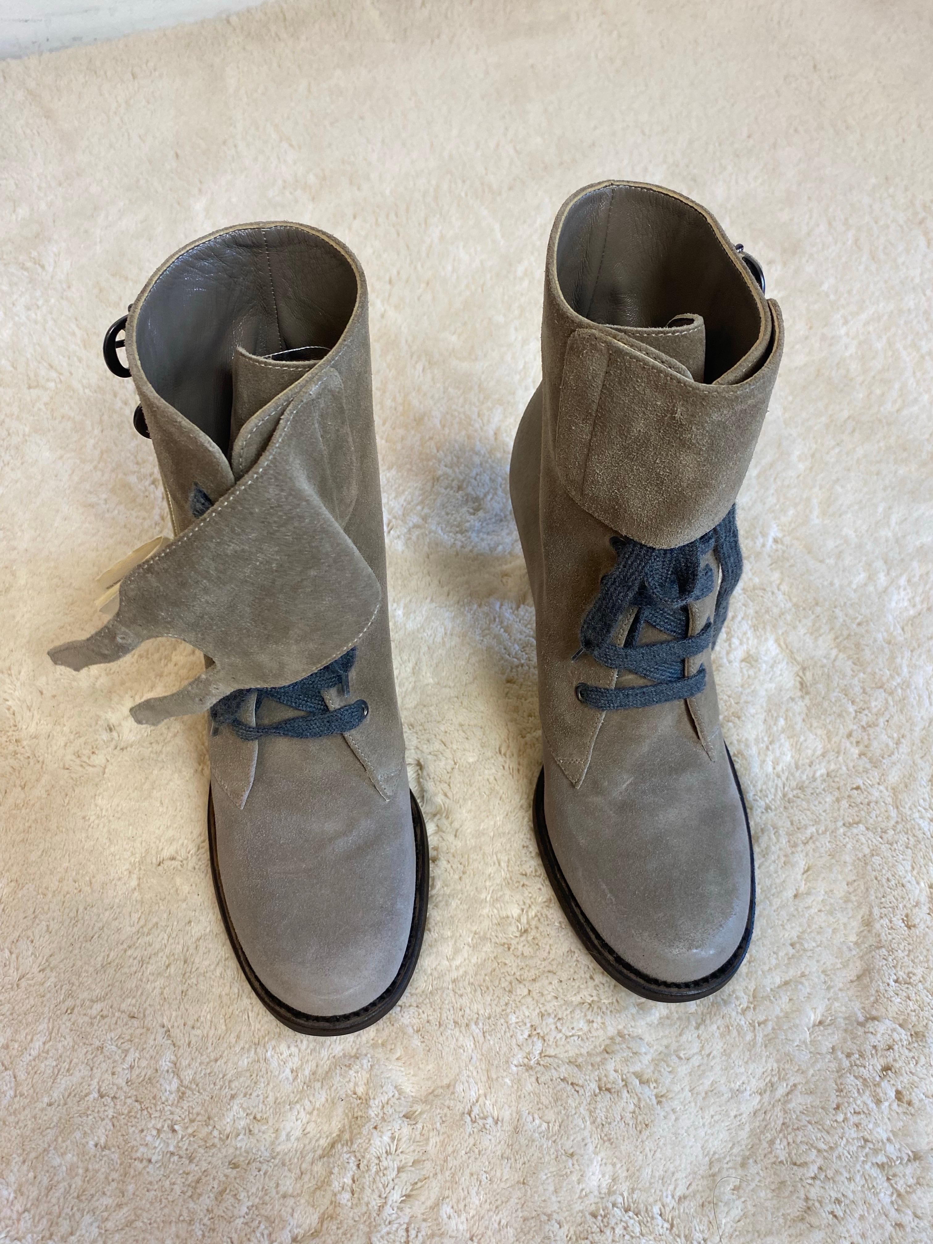 Graue Ankle Boots mit Absatz von Brunello Cucinelli. im Angebot 2