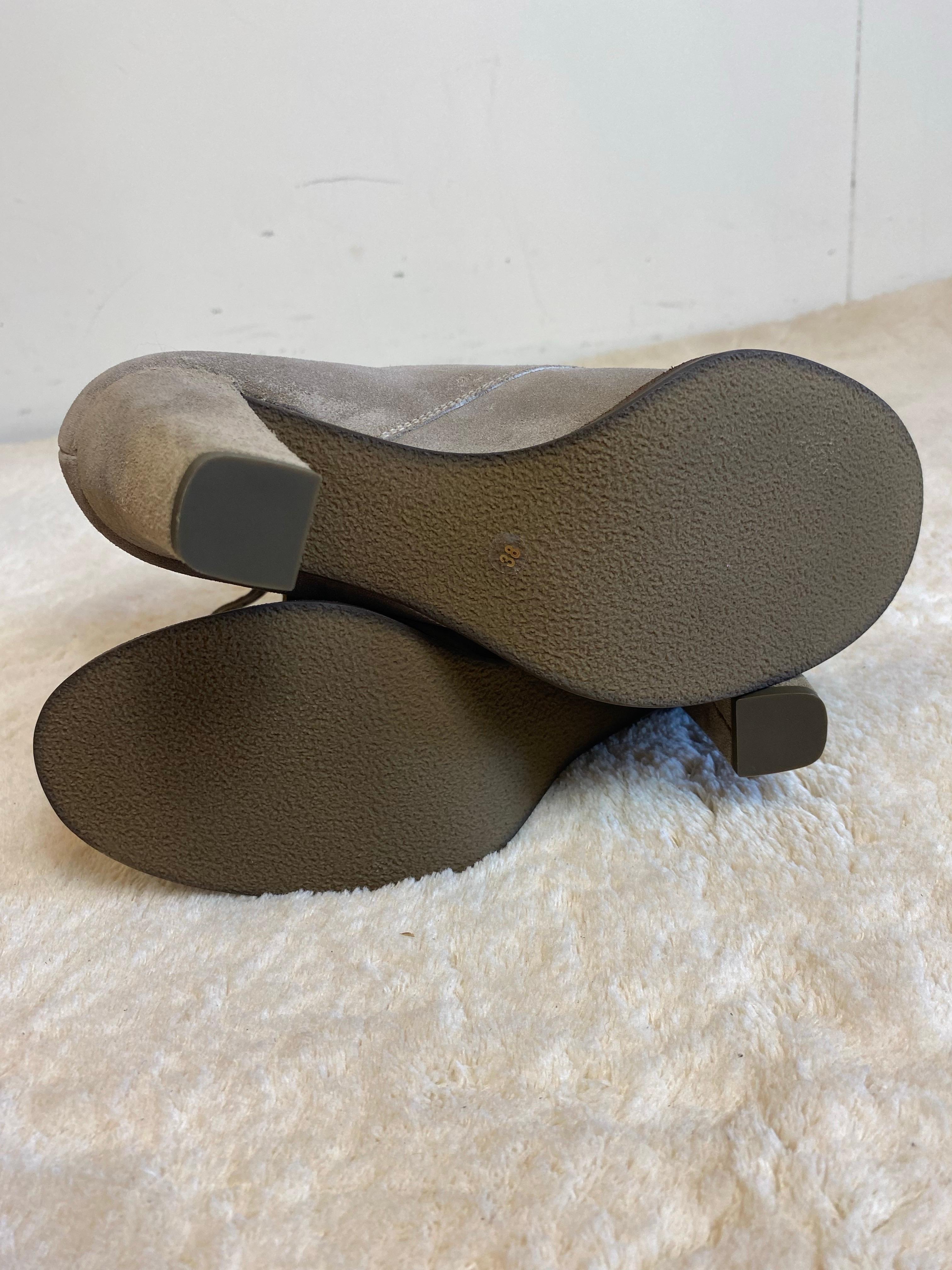 Graue Ankle Boots mit Absatz von Brunello Cucinelli. im Angebot 3