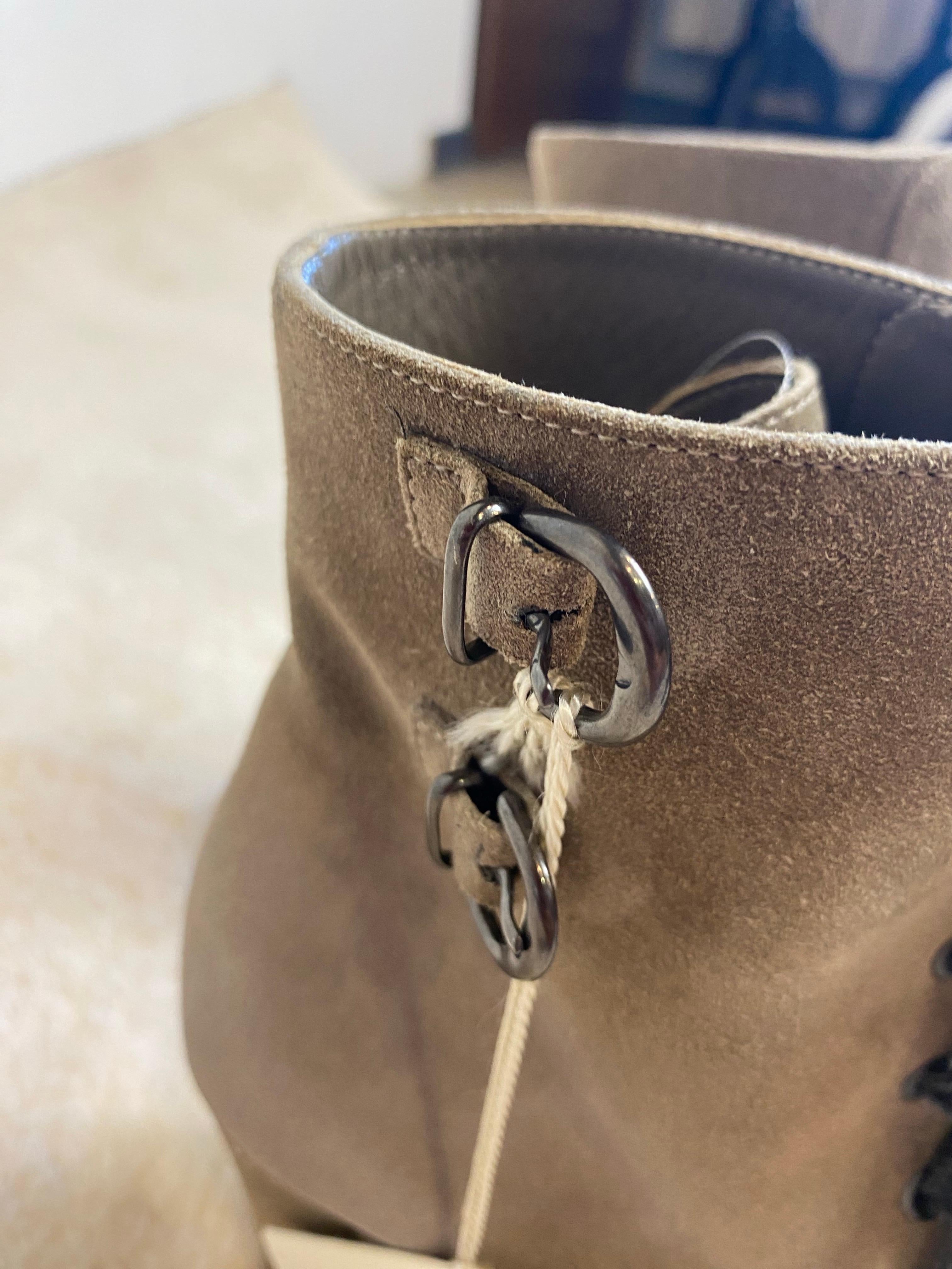 Graue Ankle Boots mit Absatz von Brunello Cucinelli. im Angebot 4