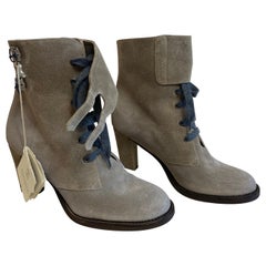 Graue Ankle Boots mit Absatz von Brunello Cucinelli.