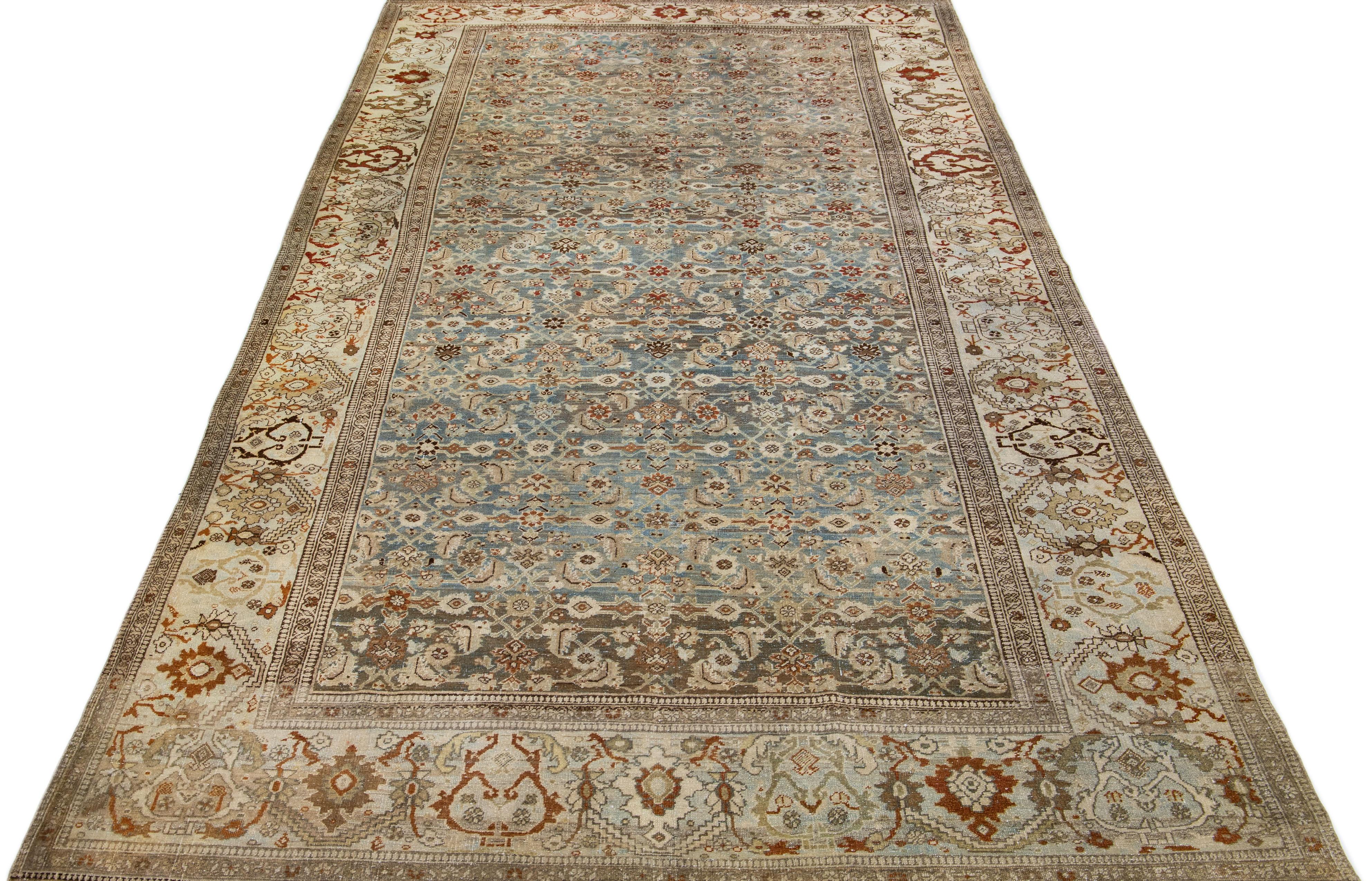 Schöne antike Bidjar handgeknüpften Wollteppich mit einem blauen Farbfeld. Dieser Perserteppich hat rostfarbene und braune Akzente in einem prächtigen traditionellen Blumenmuster.

Dieser Teppich misst 6'9