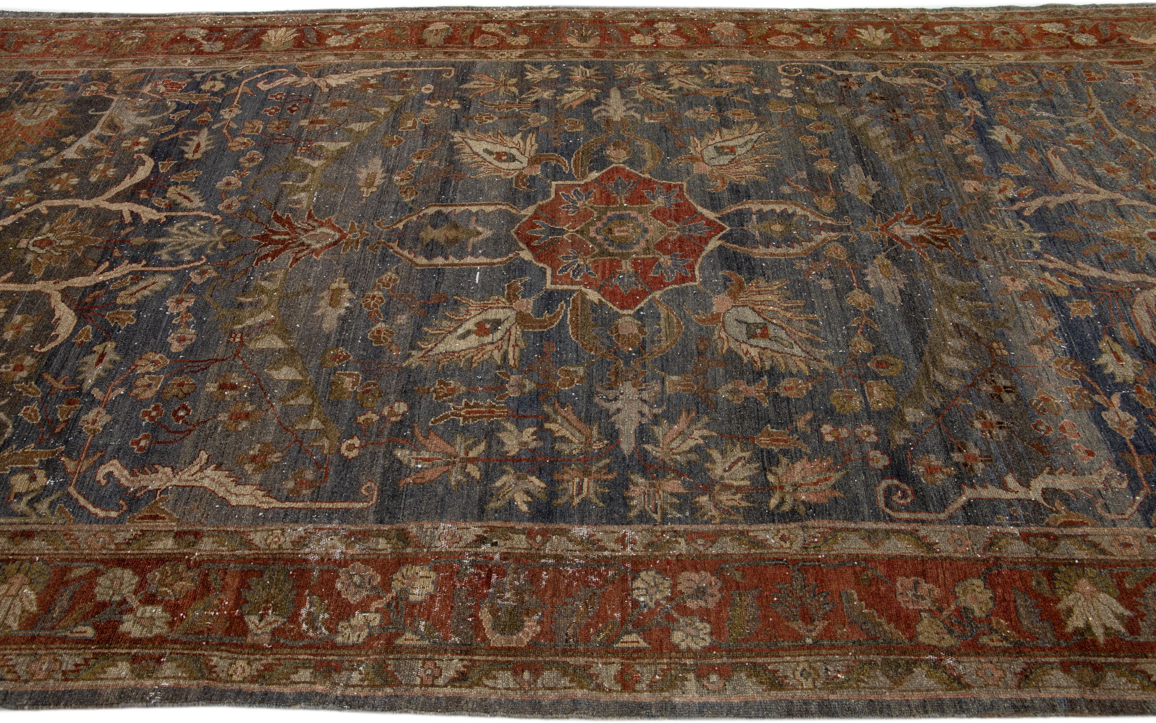Tapis en laine gris antique persan Hamadan fait à la main de galerie Excellent état - En vente à Norwalk, CT