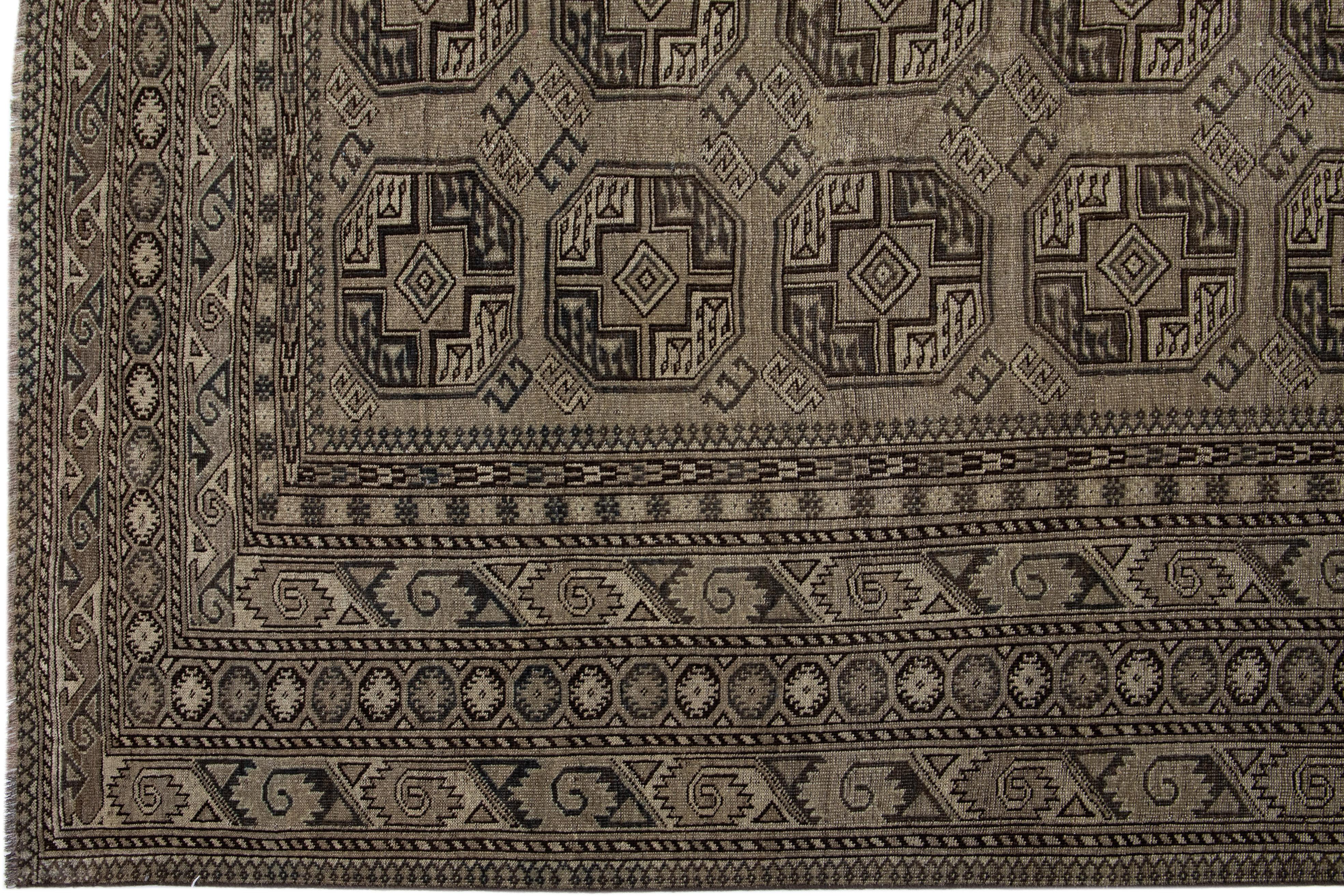 Grauer antiker persischer Turkmenischer handgefertigter Wollteppich in Grau mit geometrischem Design (Islamisch) im Angebot