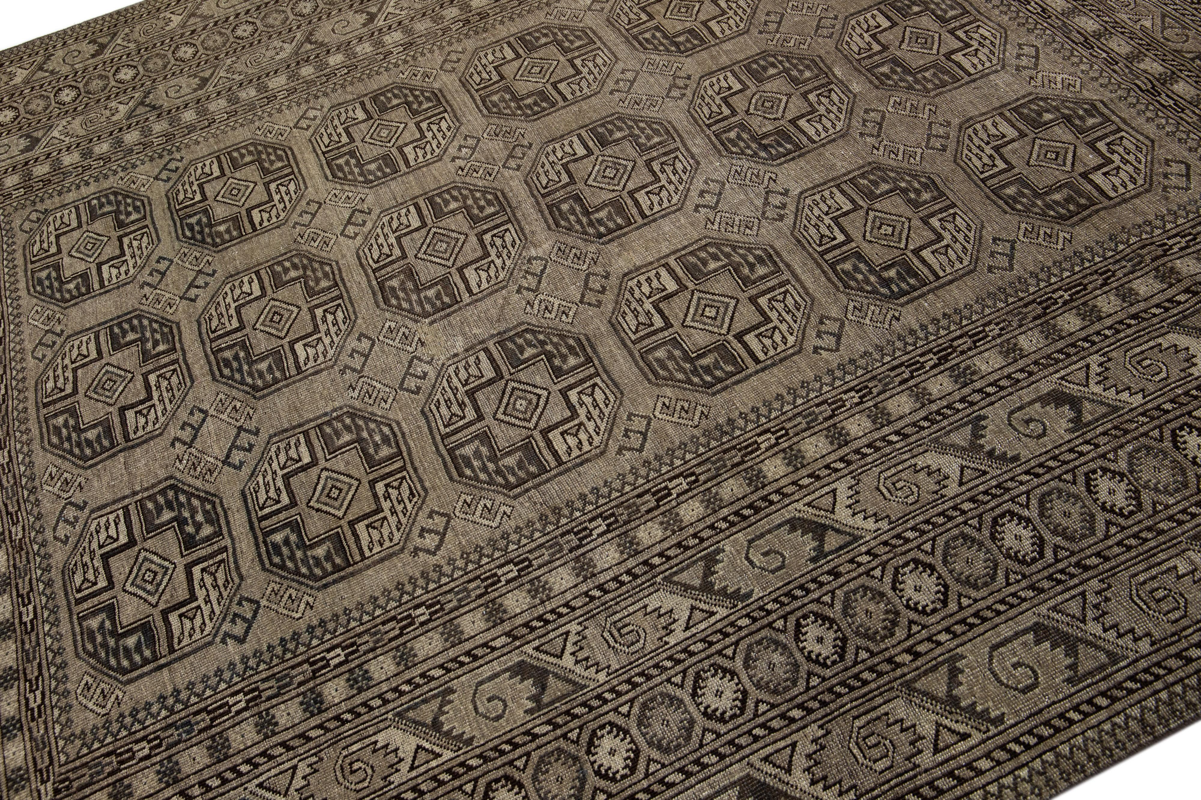 Grauer antiker persischer Turkmenischer handgefertigter Wollteppich in Grau mit geometrischem Design (Persisch) im Angebot