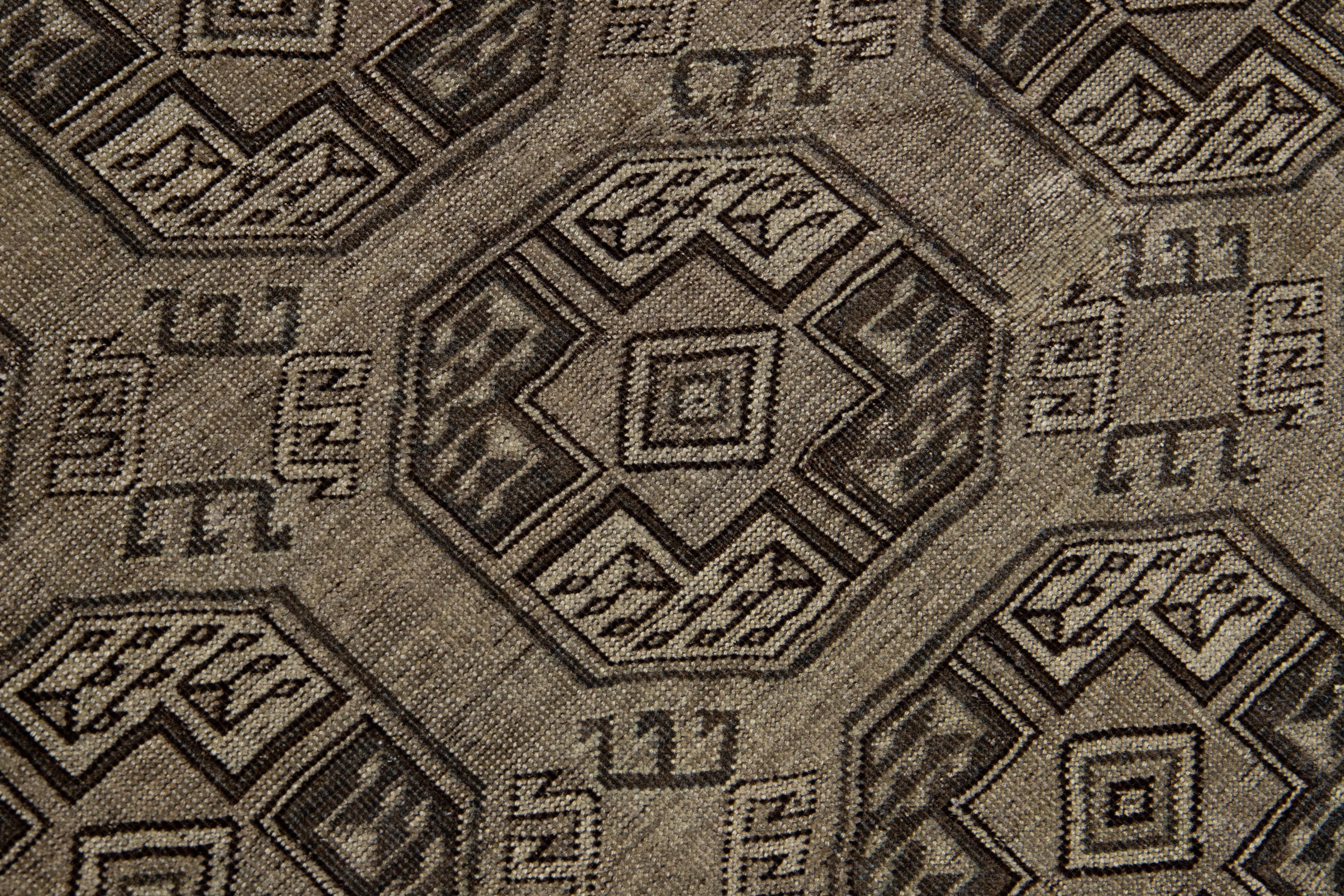 Grauer antiker persischer Turkmenischer handgefertigter Wollteppich in Grau mit geometrischem Design im Zustand „Hervorragend“ im Angebot in Norwalk, CT