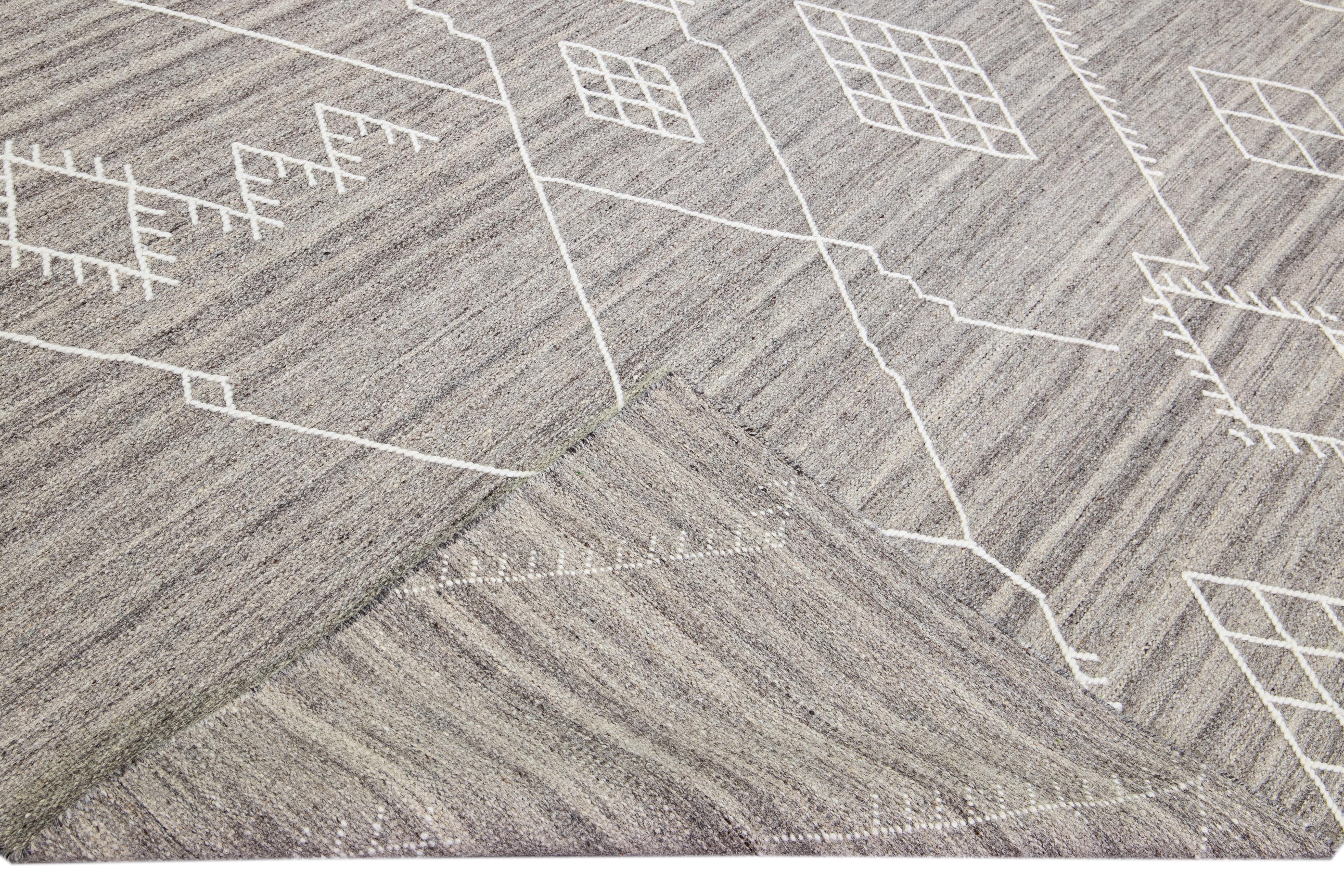 Schöne Kelim handgefertigte Wolle Teppich mit einem grauen Feld. Dieser moderne Flachgewebe-Teppich aus unserer Nantucket-Kollektion hat elfenbeinfarbene Akzente und zeichnet sich durch ein wunderschönes geometrisches Küstendesign im Allover-Look