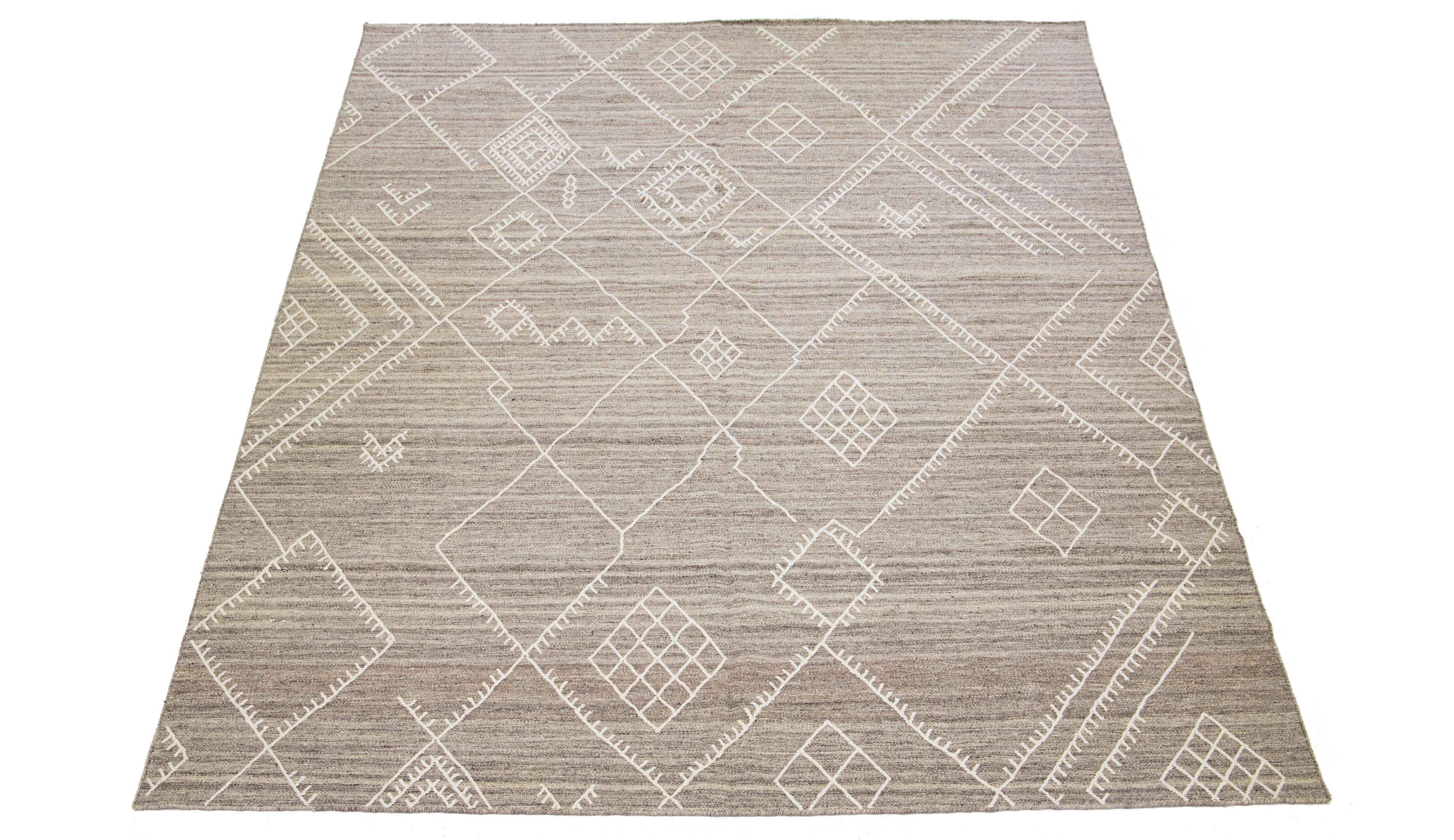 Schöner handgefertigter Kelimteppich aus Wolle mit grauem Feld. Dieser moderne Flachgewebe-Teppich aus unserer Nantucket-Kollektion hat elfenbeinfarbene Akzente und zeichnet sich durch ein wunderschönes geometrisches Allover-Küstenmuster