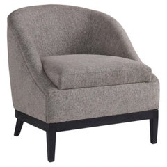 Grauer Sessel mit Gestell aus Lakritzholz aus der Studio Privè-Kollektion