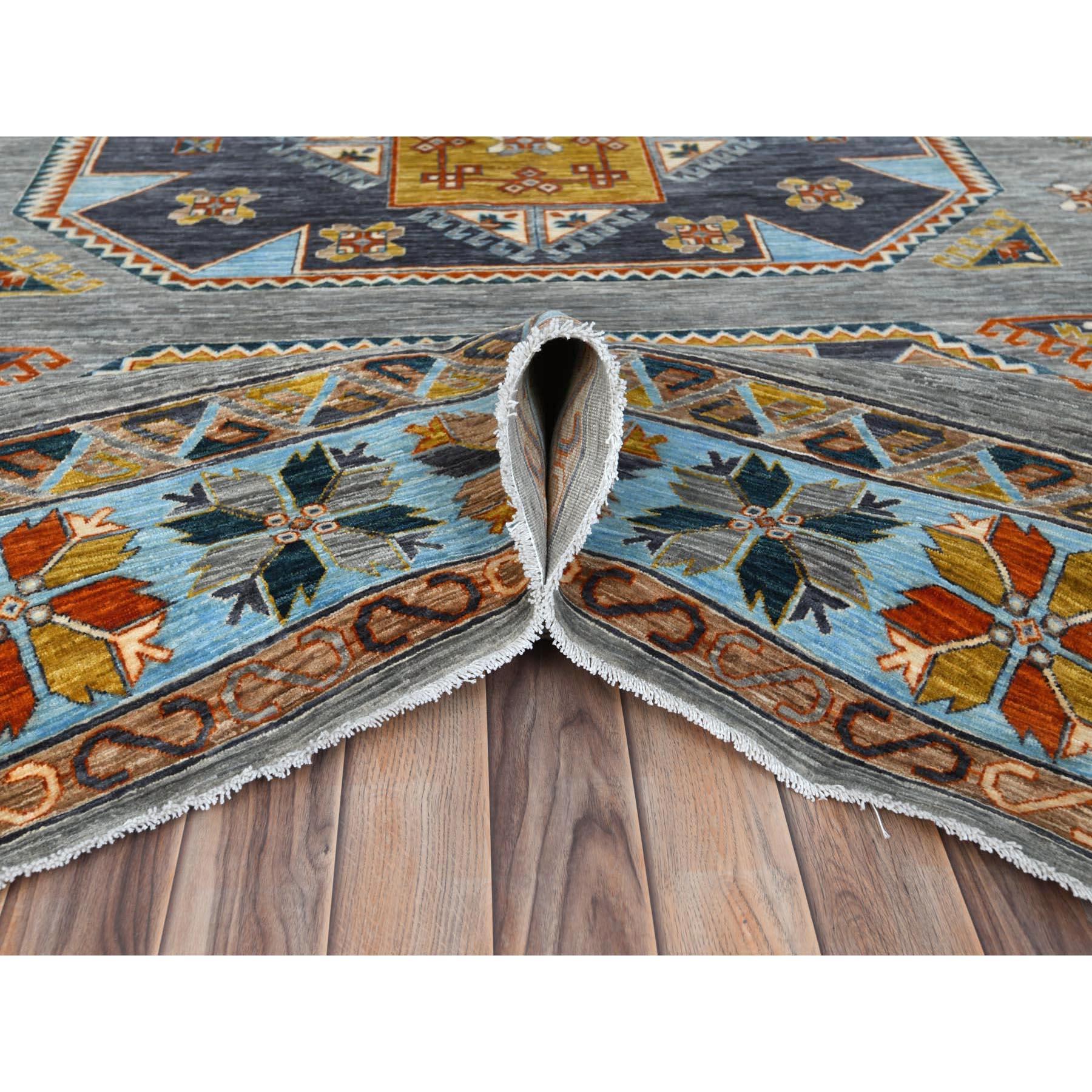 Alfombra anudada a mano de lana 200 KPSI de diseño caucásico de inspiración armenia gris 9'x11'9 en Nuevo estado para la venta en Carlstadt, NJ