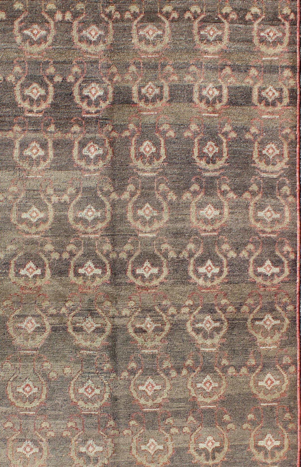 Tapis Oushak turc vintage gris avec un design de fleurs en rouge doux et vert clair, tapis en-140879, pays d'origine type : Turquie Oushak, circa 1940

Ce tapis d'Oushak (vers le milieu du XXe siècle) présente un motif de fleurs enchevêtrées,
