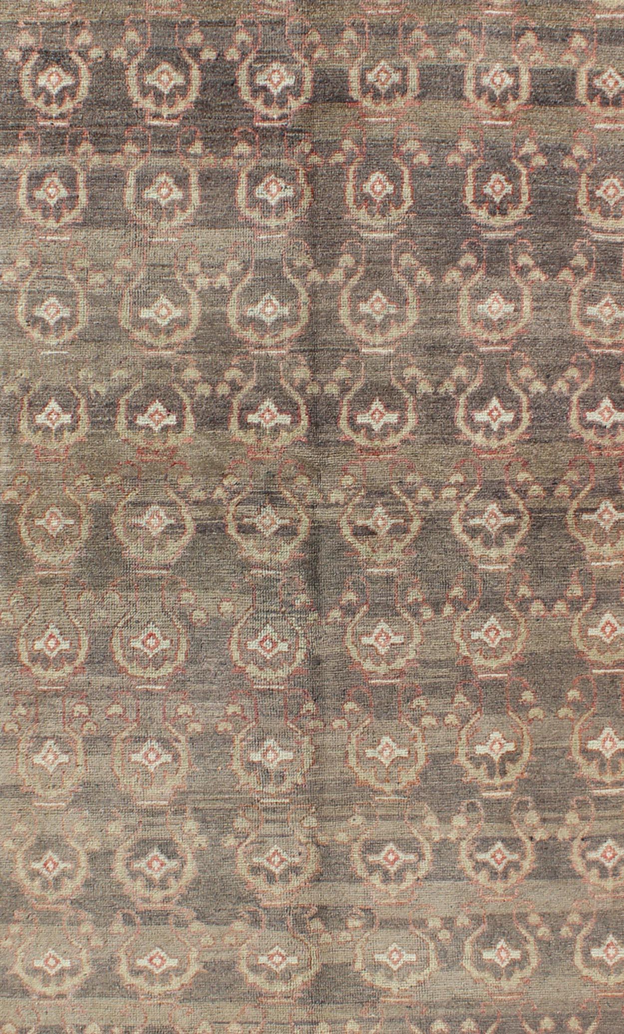 Noué à la main Tapis Oushak turc vintage à fond gris avec design all-over en rouge et vert en vente