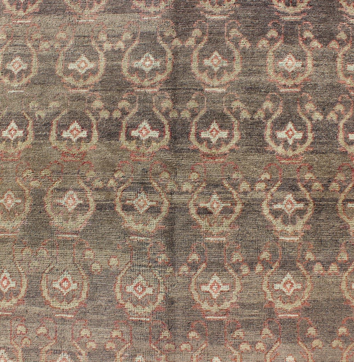 Tapis Oushak turc vintage à fond gris avec design all-over en rouge et vert Excellent état - En vente à Atlanta, GA