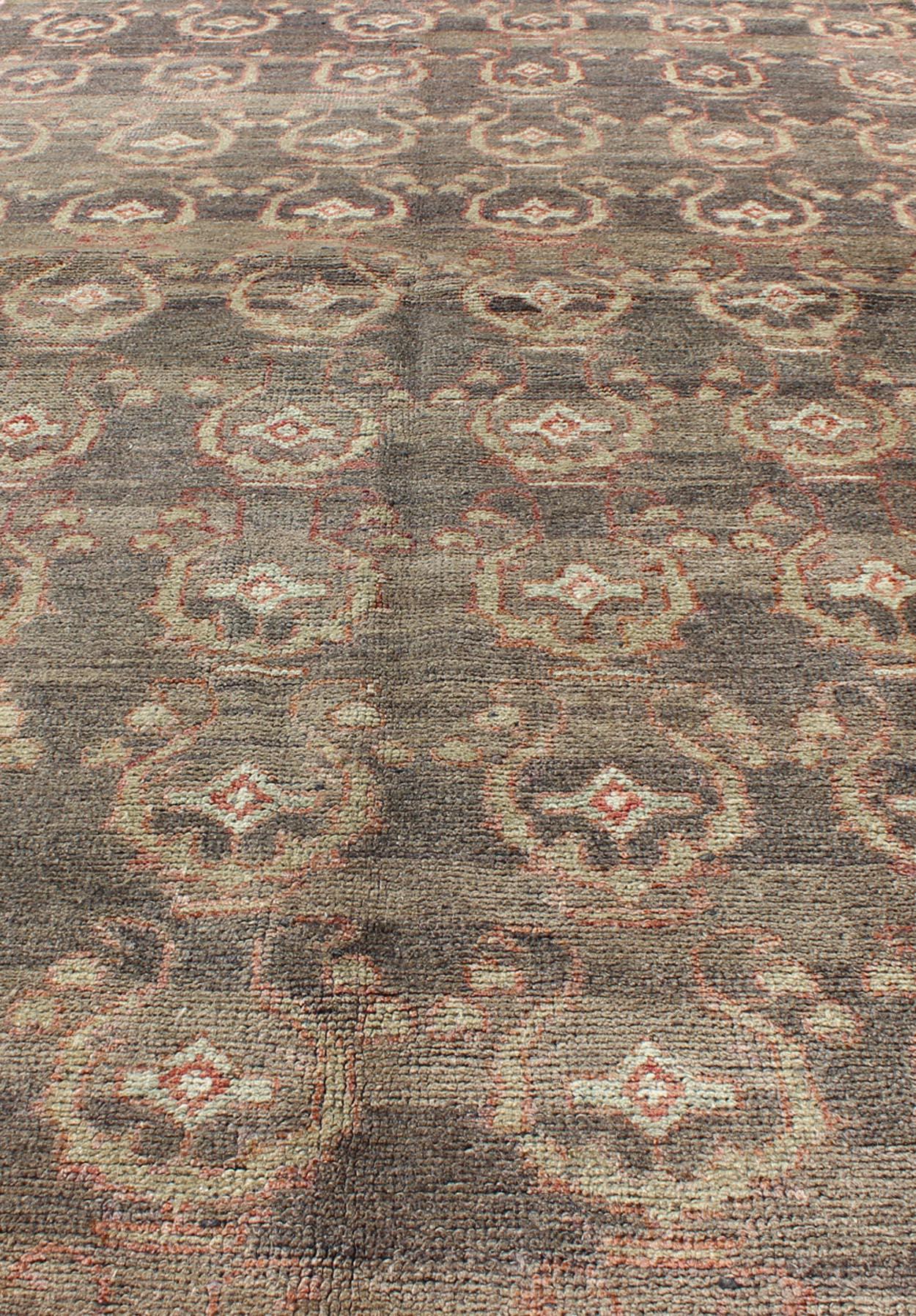 20ième siècle Tapis Oushak turc vintage à fond gris avec design all-over en rouge et vert en vente