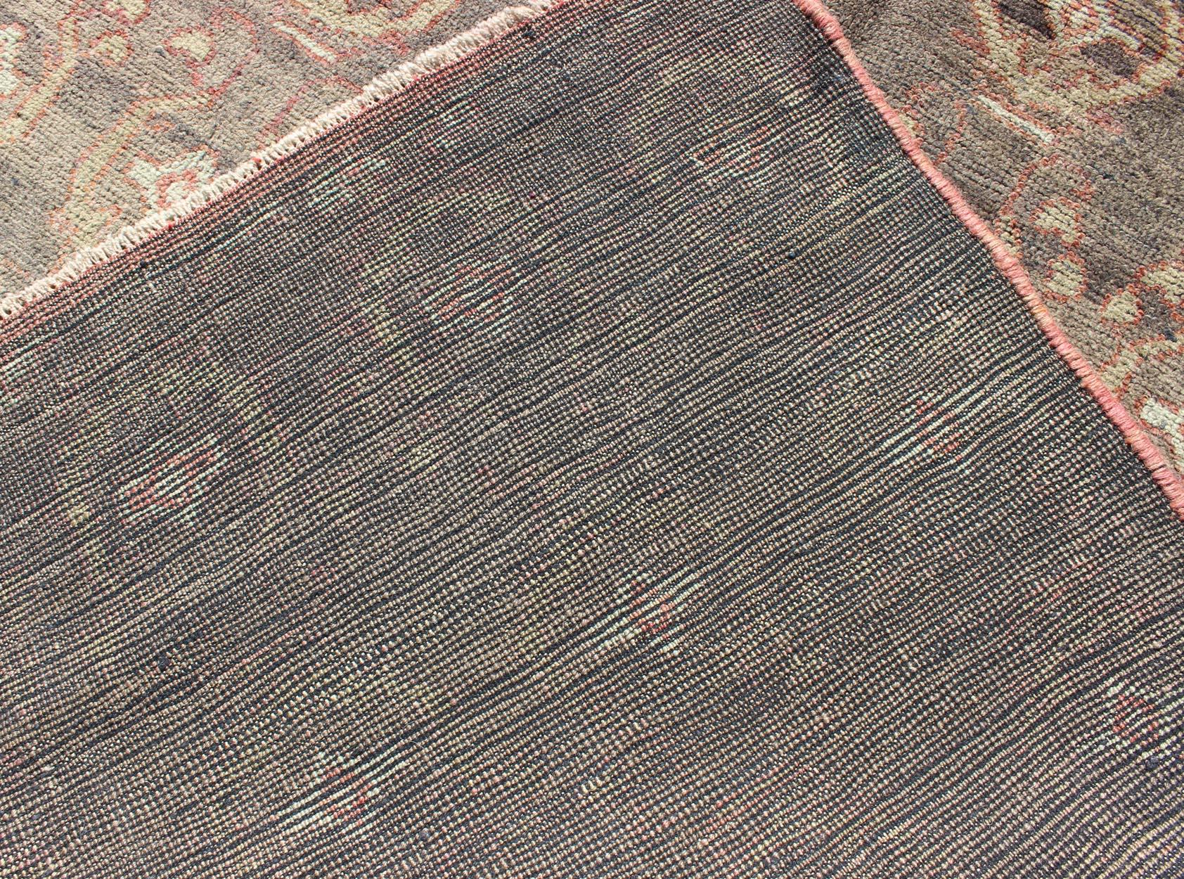 Laine Tapis Oushak turc vintage à fond gris avec design all-over en rouge et vert en vente