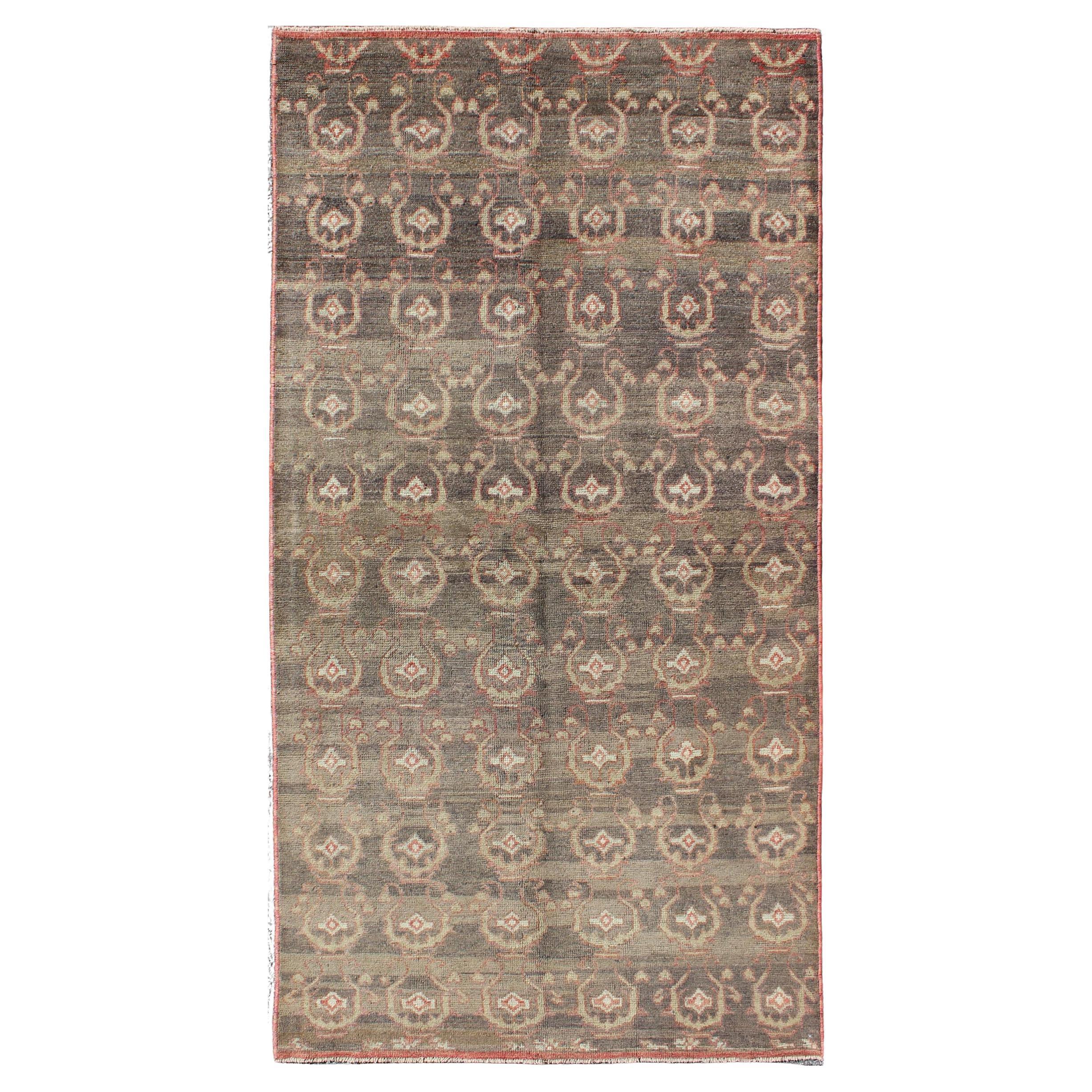 Tapis Oushak turc vintage à fond gris avec design all-over en rouge et vert en vente