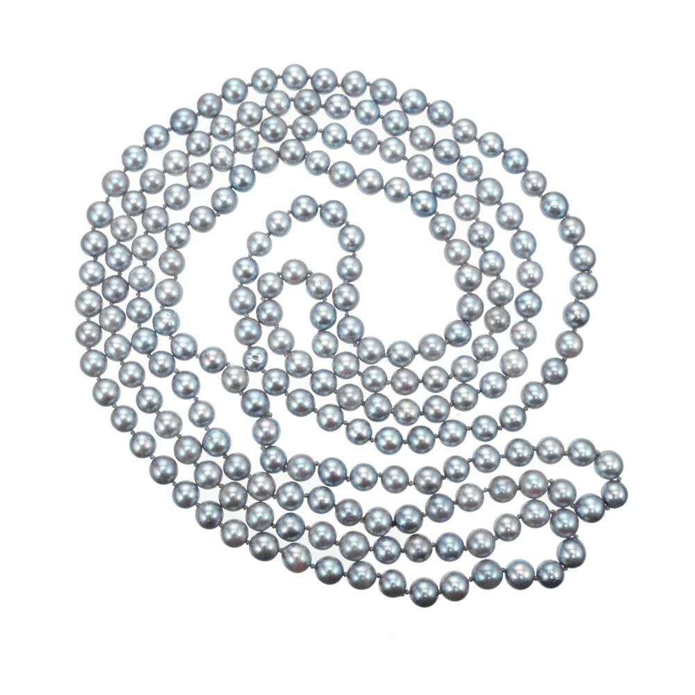 1970's Gray black pearl necklace. 200 dyed Akoya pearls 7mm-6.8mm, 63 Inches long strand, can be worn long flapper style or twice around the neck.

200 bluish gray dyed Akoya pearls, 7mm - 6.8mm
92.3 grams
Chain: 63 Inches 
