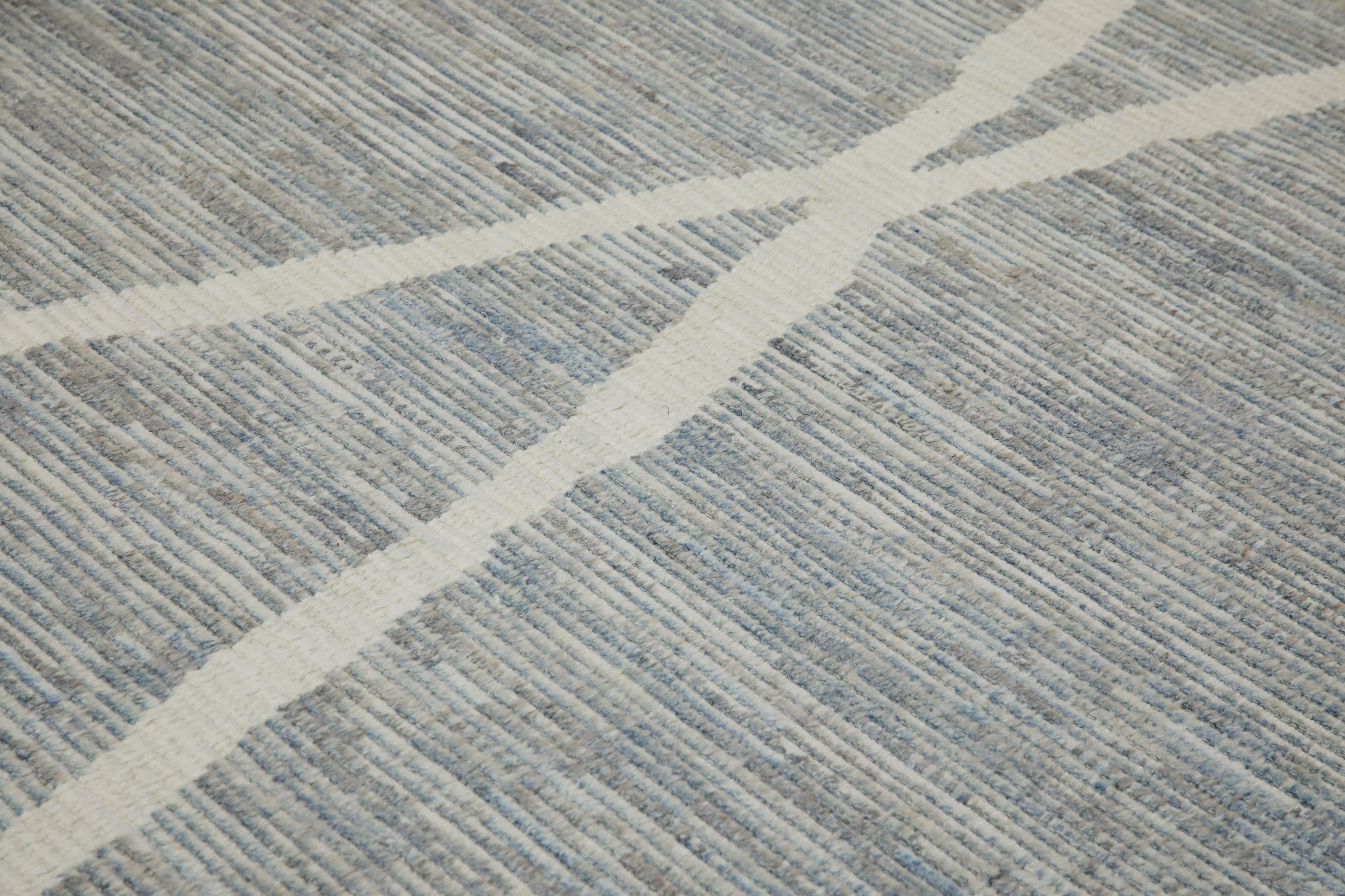 Presentamos nuestra exquisita alfombra moderna de lana tejida a mano de estilo marroquí, una asombrosa mezcla de artesanía tradicional y diseño contemporáneo. Esta cautivadora alfombra, que mide 2,8 m X 3,8 m, está meticulosamente elaborada por