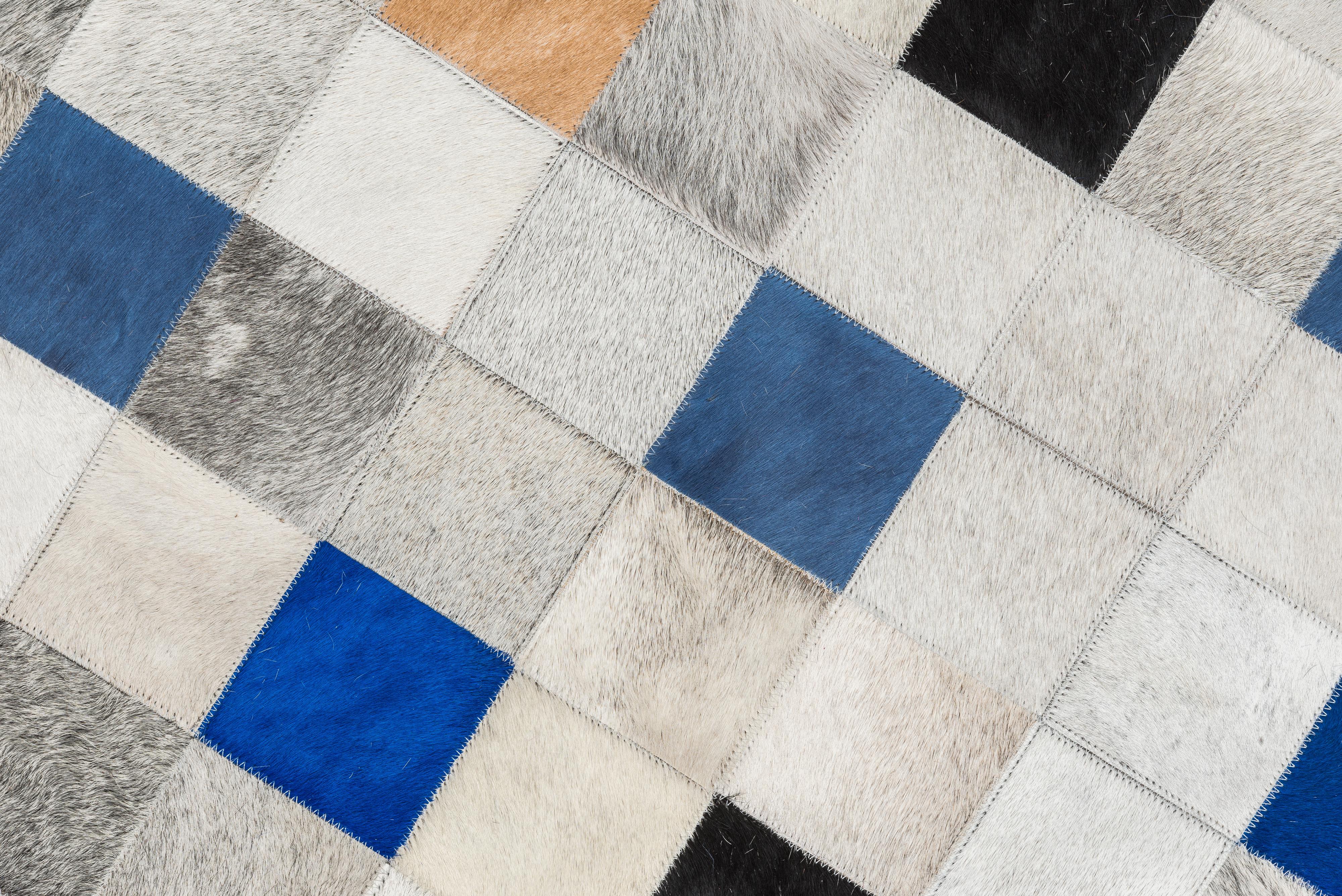 Der Teppich Falling Squares ist eine verspielte, aber dennoch auffällige Neuerscheinung unserer Alta-Linie, die Ihrem Interieur eine Menge Charisma und Raffinesse verleiht. Die blaue Farbgebung wird mit natürlichen Grautönen kombiniert, um eine