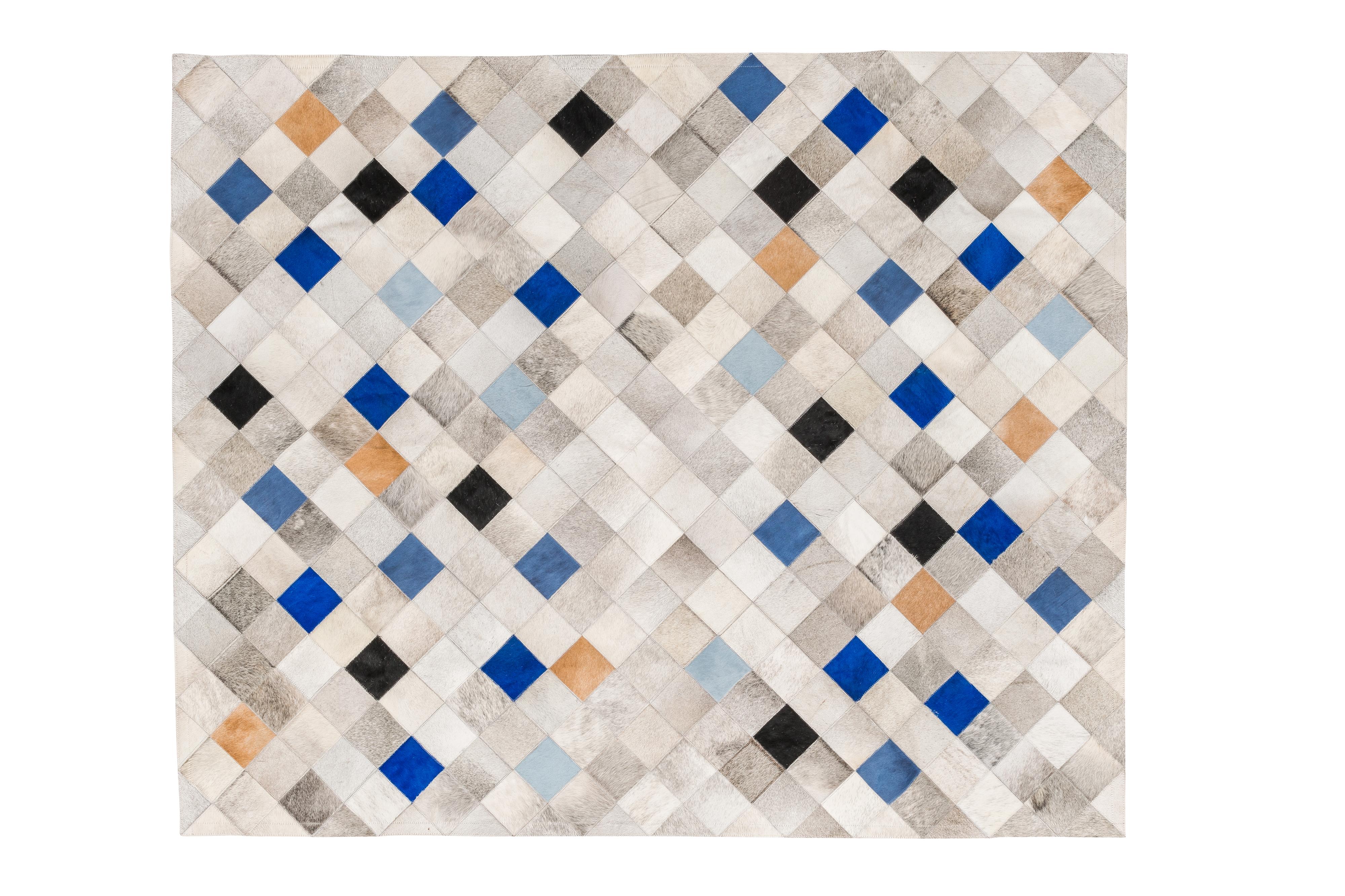 Cowhide-Bodenteppich XX-groß in Grau, Blau und Karamell mit fallenden Quadraten (Pakistanisch) im Angebot