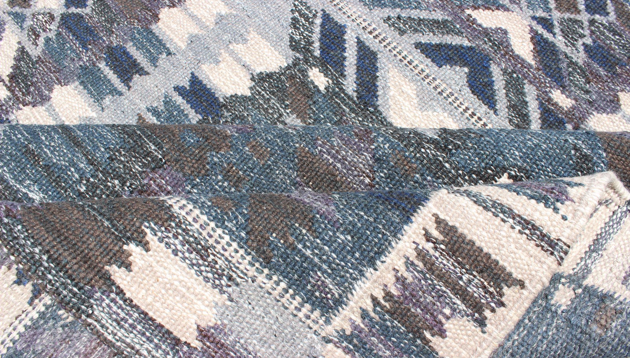 Skandinavischer Flachgewebe-Teppich in Grau, Blau und Anthrazit mit modernem Design (Handgewebt) im Angebot