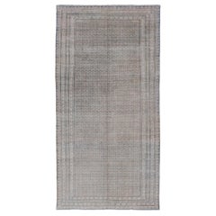 Tapis de galerie persan ancien Malayer gris, bleu et neutre avec motifs sur toute sa surface