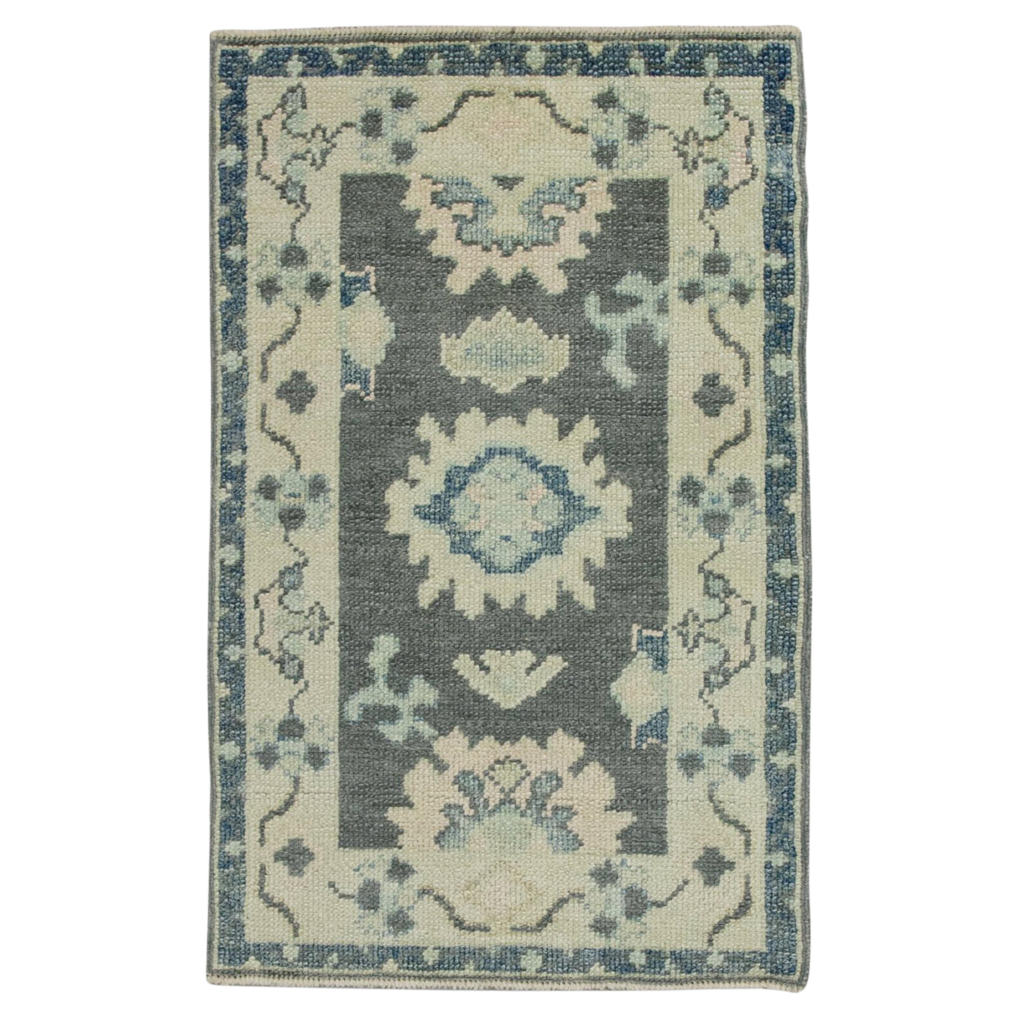Handgewebter türkischer Oushak-Teppich aus Wolle in Grau & Blau mit Blumenmuster 1'11" x 3'2"