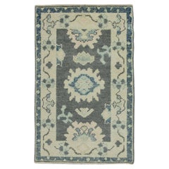 Tapis turc Oushak en laine tissé à la main à motifs floraux gris et bleus 1'11" x 3'2".