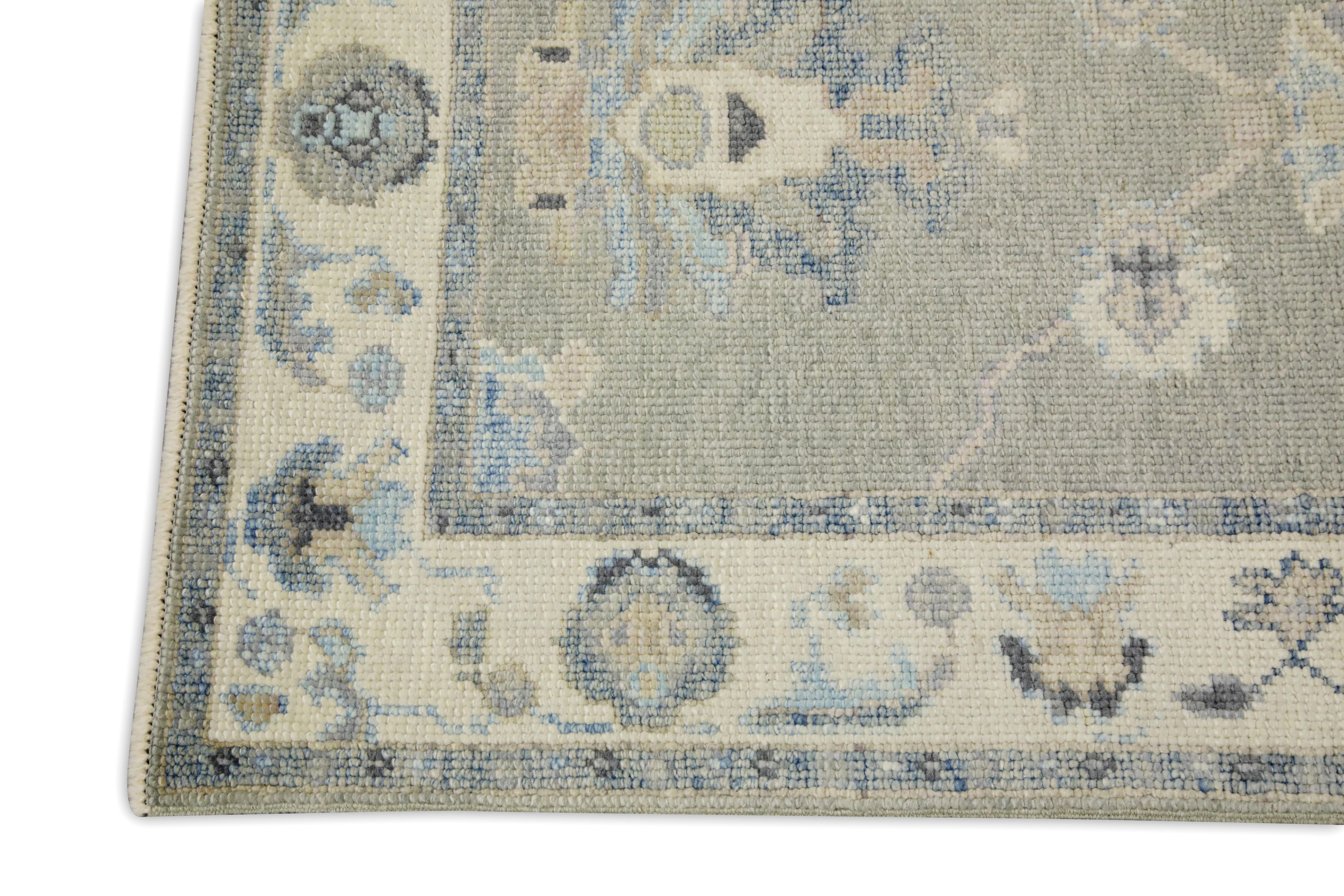 Handgewebter türkischer Oushak-Teppich aus Wolle in Grau & Blau mit Blumenmuster 2'9
