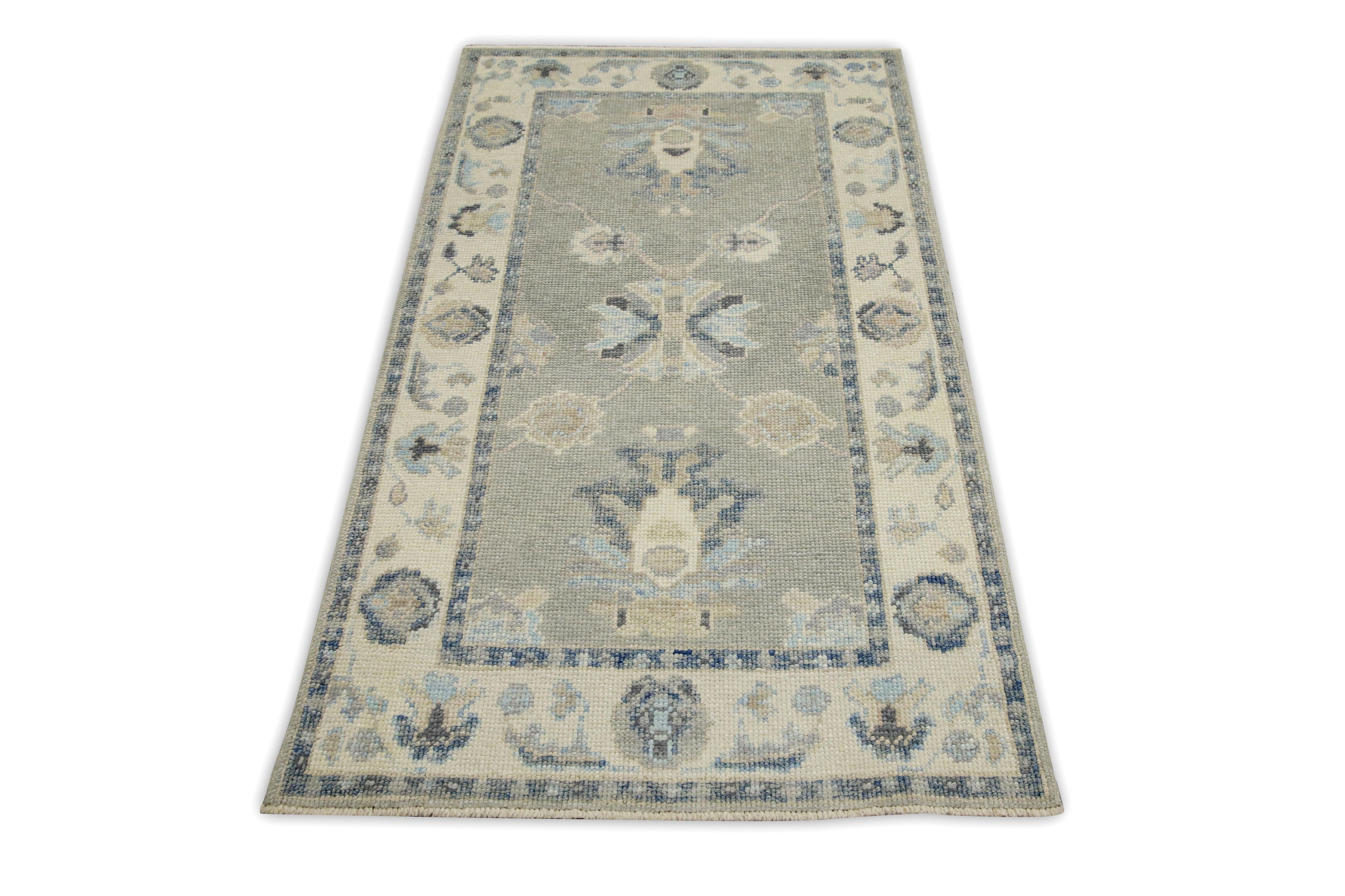 Handgewebter türkischer Oushak-Teppich aus Wolle in Grau & Blau mit Blumenmuster 2'9