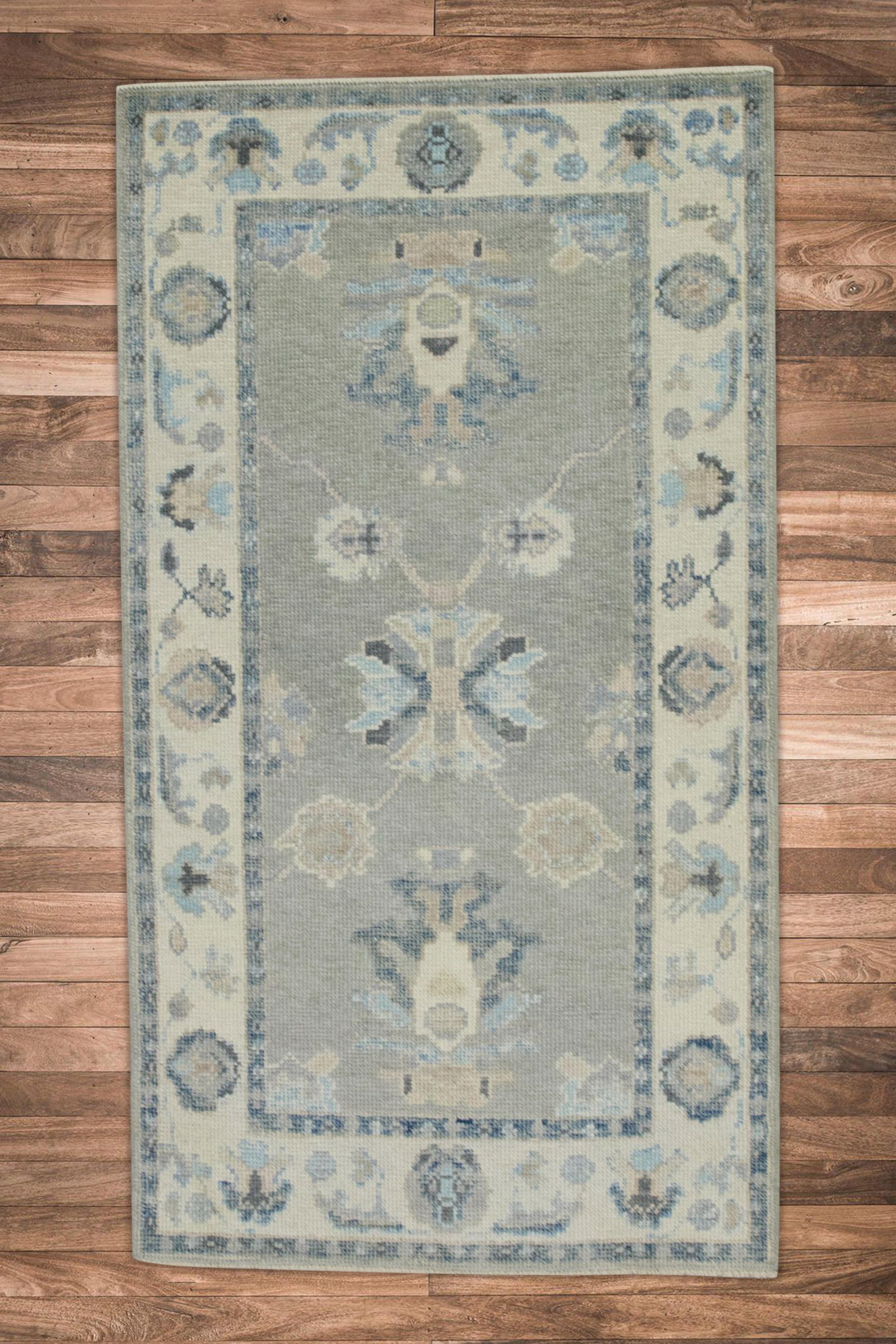 Handgewebter türkischer Oushak-Teppich aus Wolle in Grau & Blau mit Blumenmuster 2'9