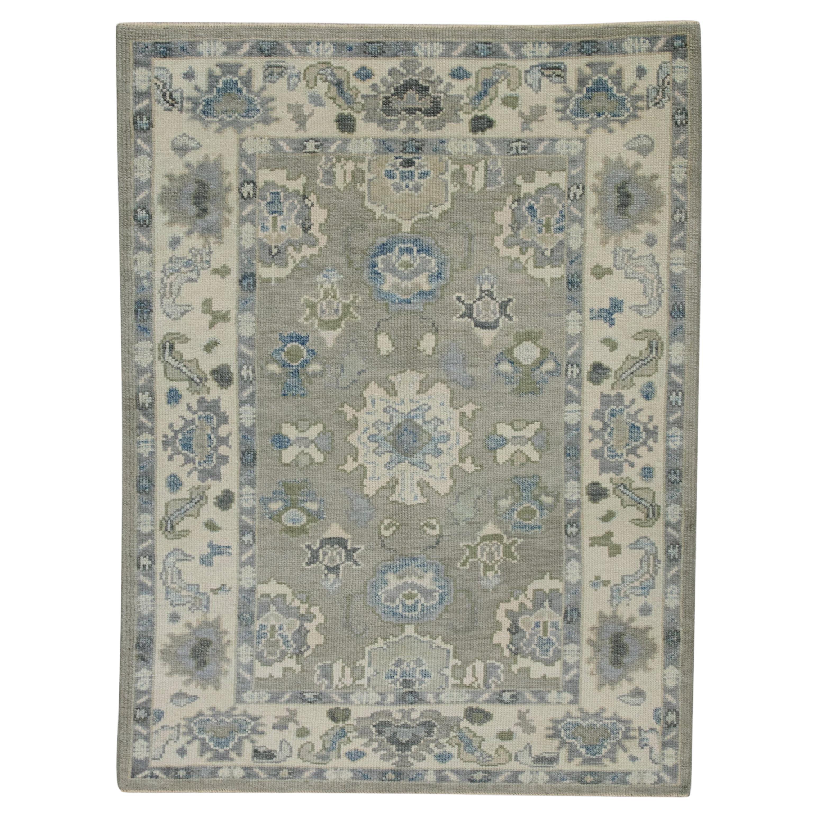 Handgewebter türkischer Oushak-Teppich aus Wolle in Grau & Blau mit Blumenmuster, 4' x 5'8"