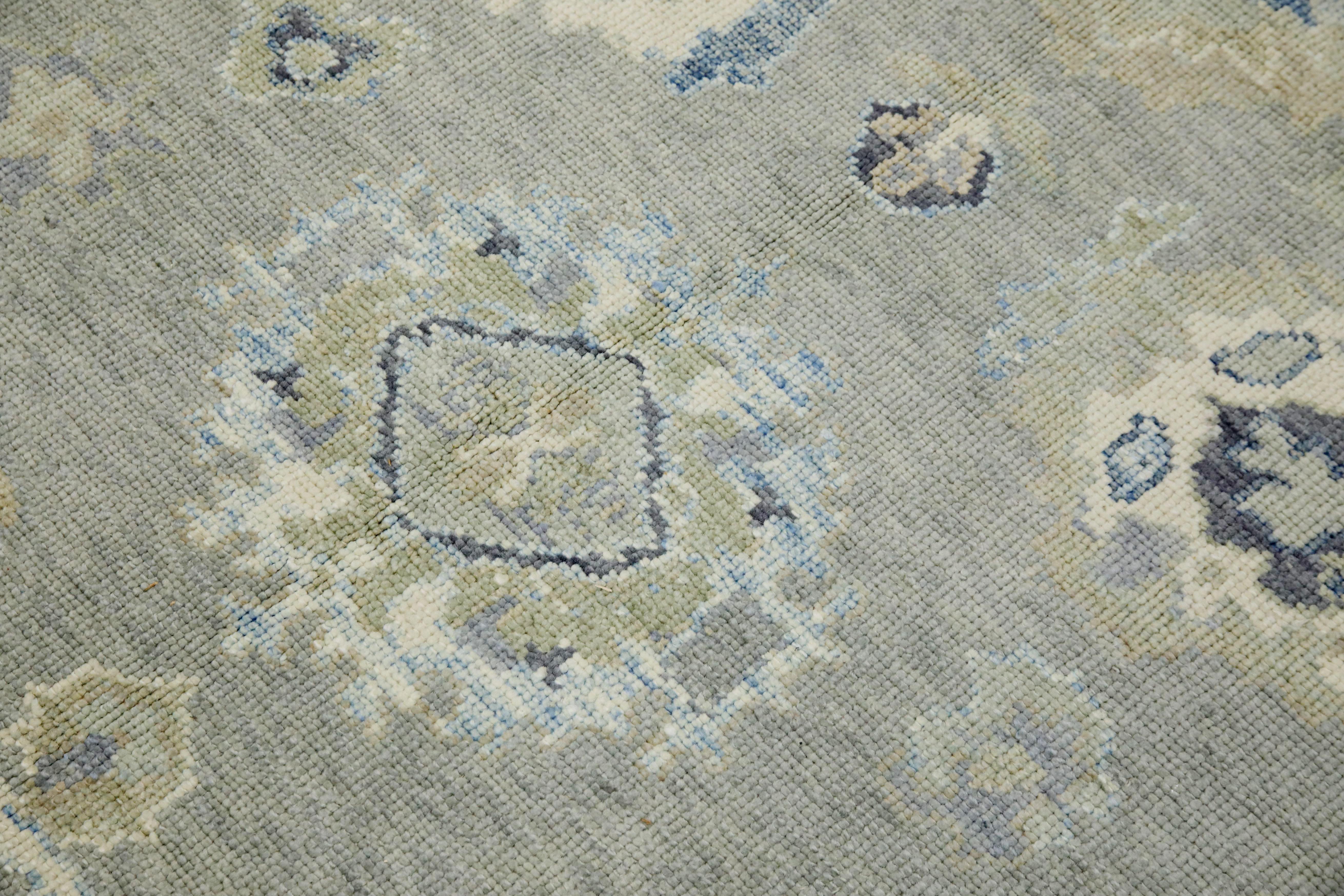 Dieser moderne türkische Oushak-Teppich ist ein atemberaubendes Kunstwerk, das von erfahrenen Kunsthandwerkern mit traditionellen Techniken handgewebt wurde. Der Teppich weist komplizierte Muster und eine weiche Farbpalette auf, die durch die