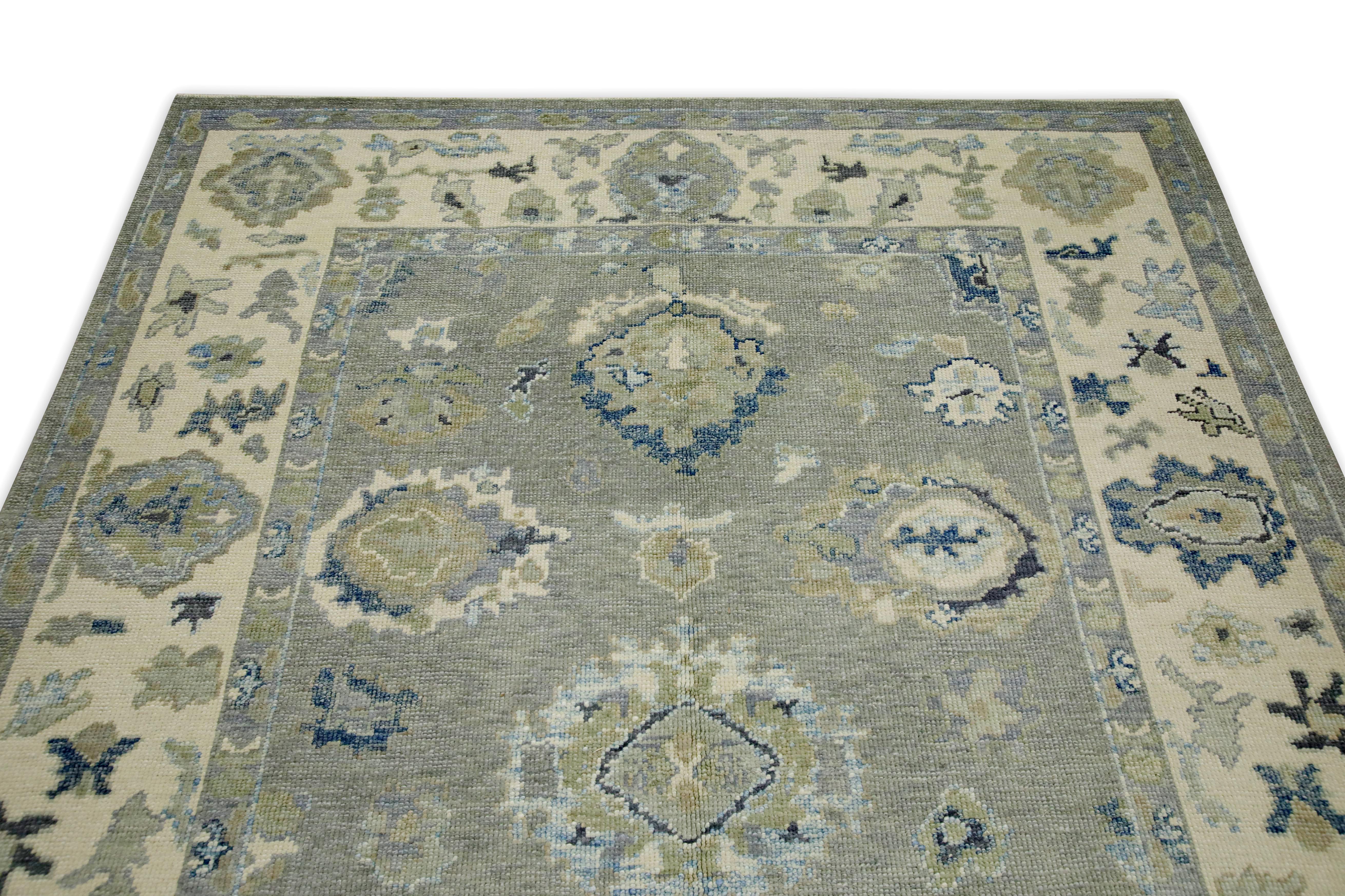 Handgewebter türkischer Oushak-Teppich aus Wolle in Grau & Blau mit Blumenmuster, 6' x 8'3