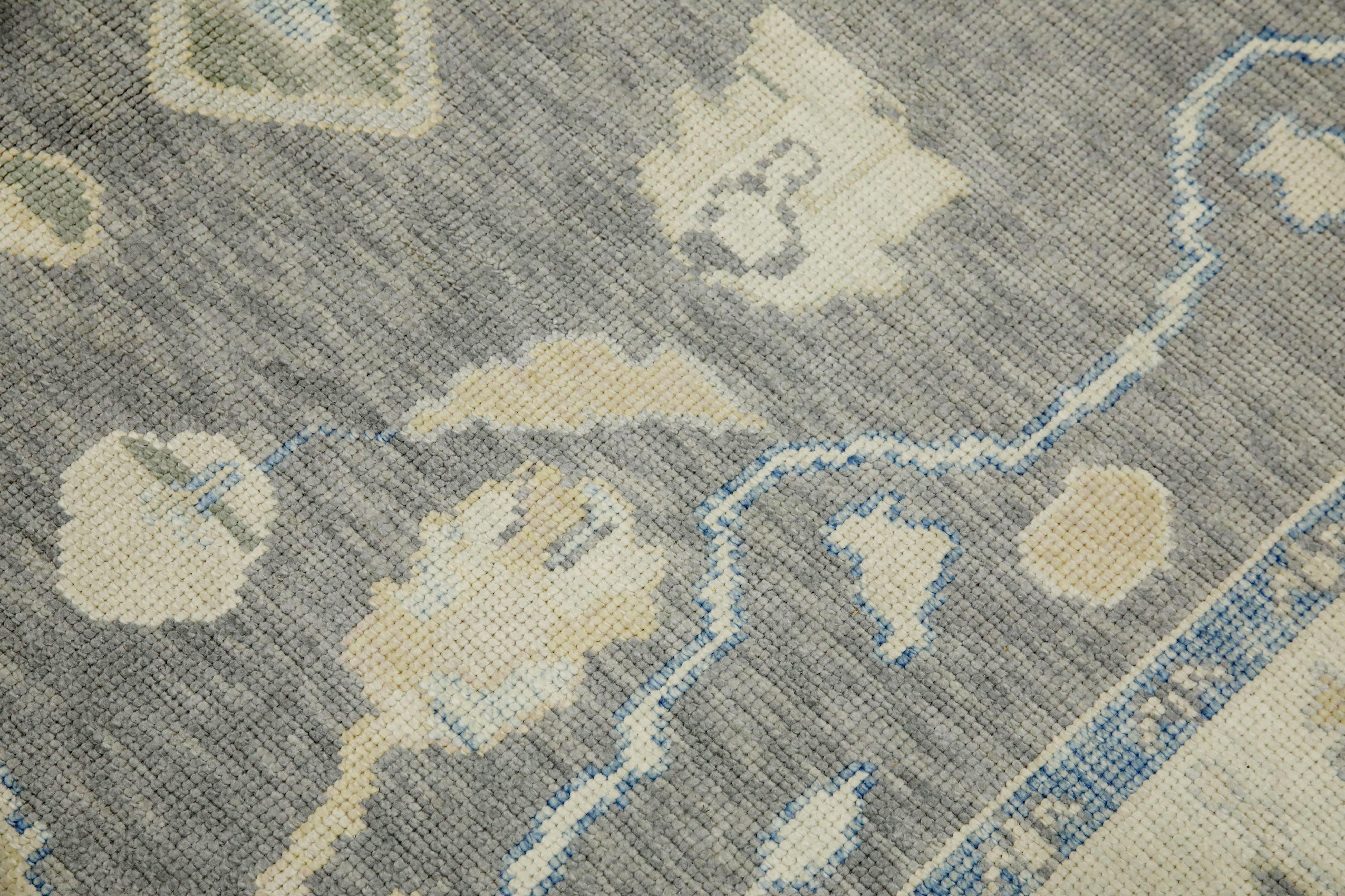 Dieser moderne türkische Oushak-Teppich ist ein atemberaubendes Kunstwerk, das von erfahrenen Kunsthandwerkern mit traditionellen Techniken handgewebt wurde. Der Teppich weist komplizierte Muster und eine weiche Farbpalette auf, die durch die