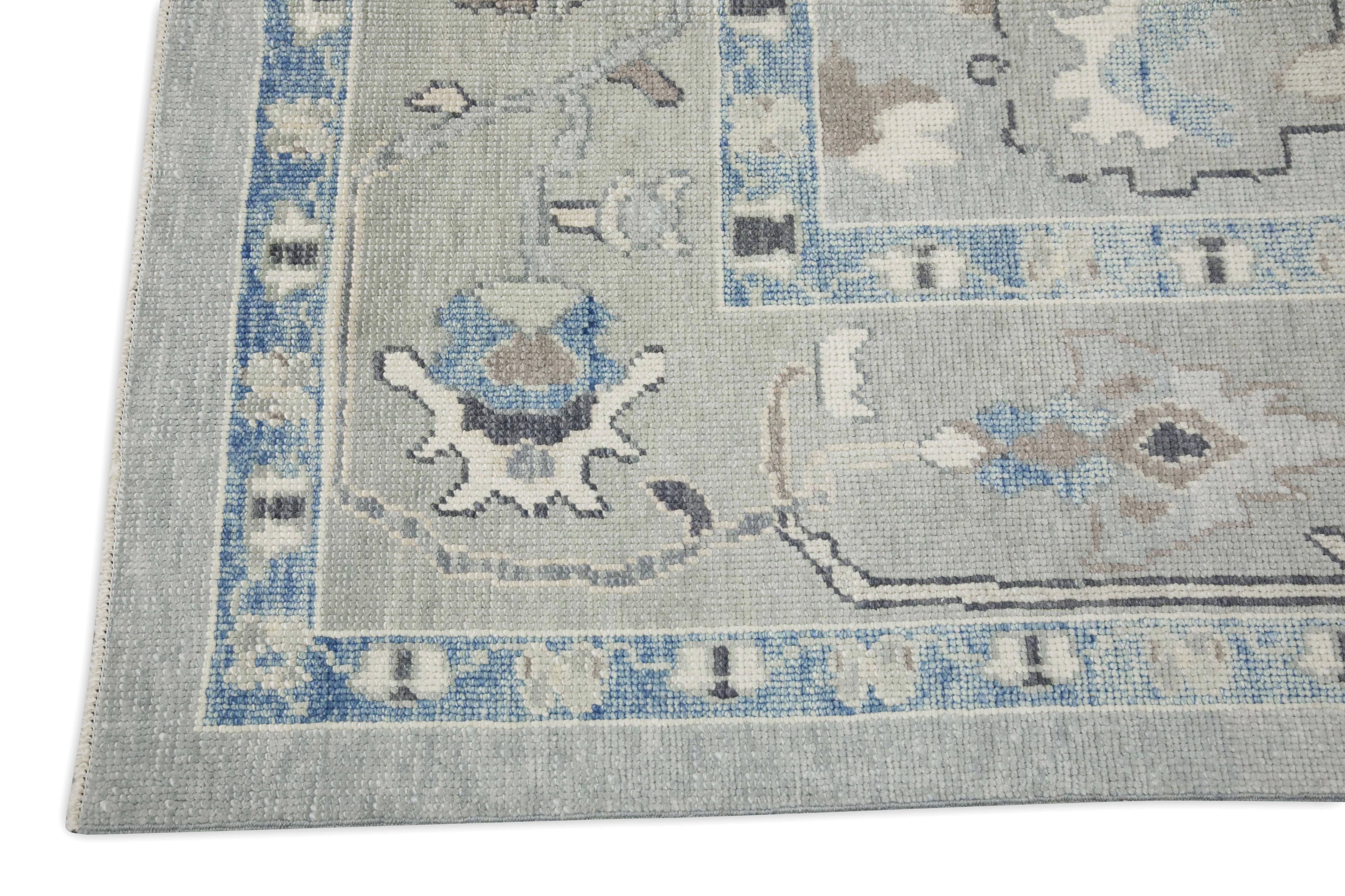 Handgewebter türkischer Oushak-Teppich aus Wolle in Grau & Blau mit Blumenmuster 8'10
