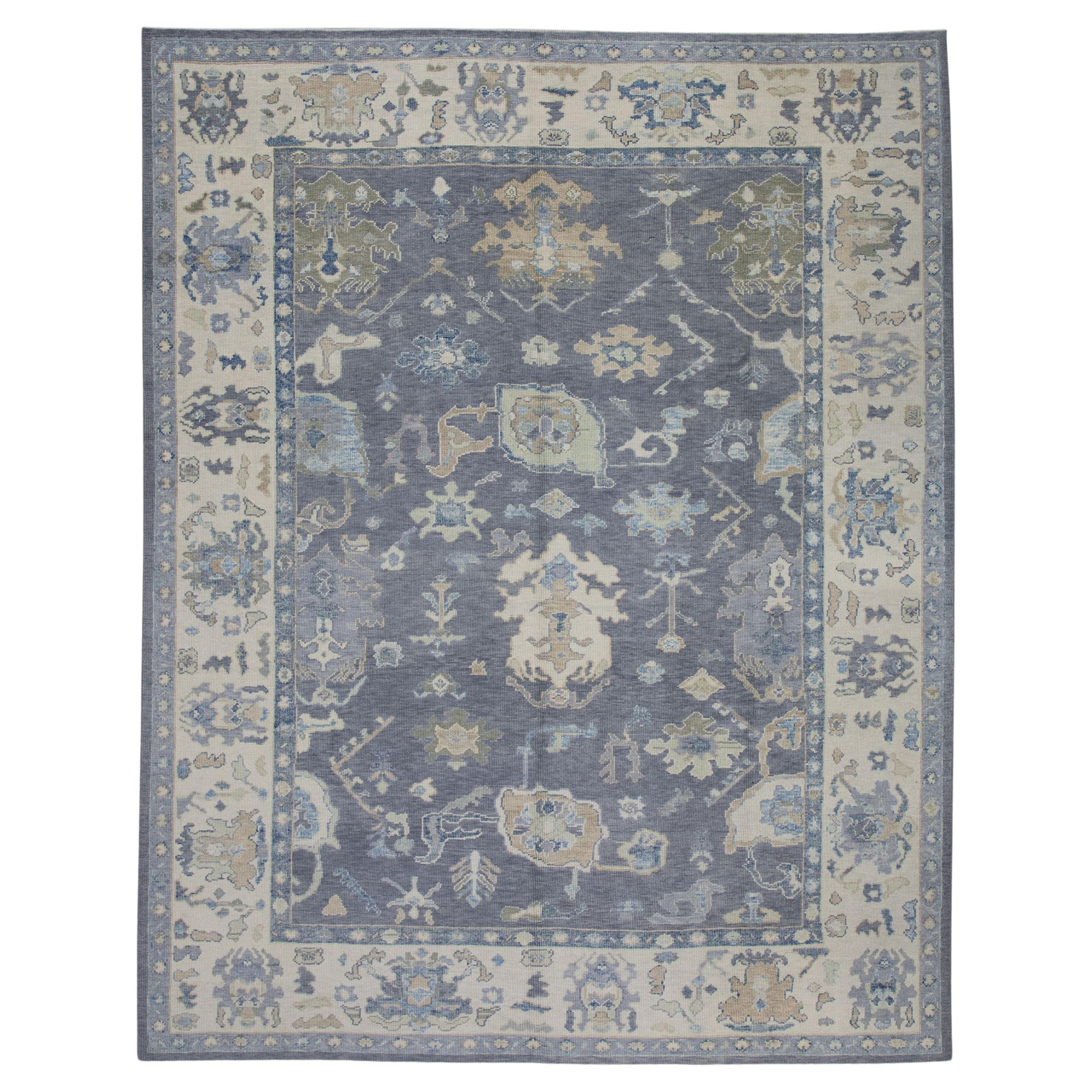 Tapis turc Oushak en laine à motifs floraux gris et bleus tissé à la main 8'9" X 11'5". en vente
