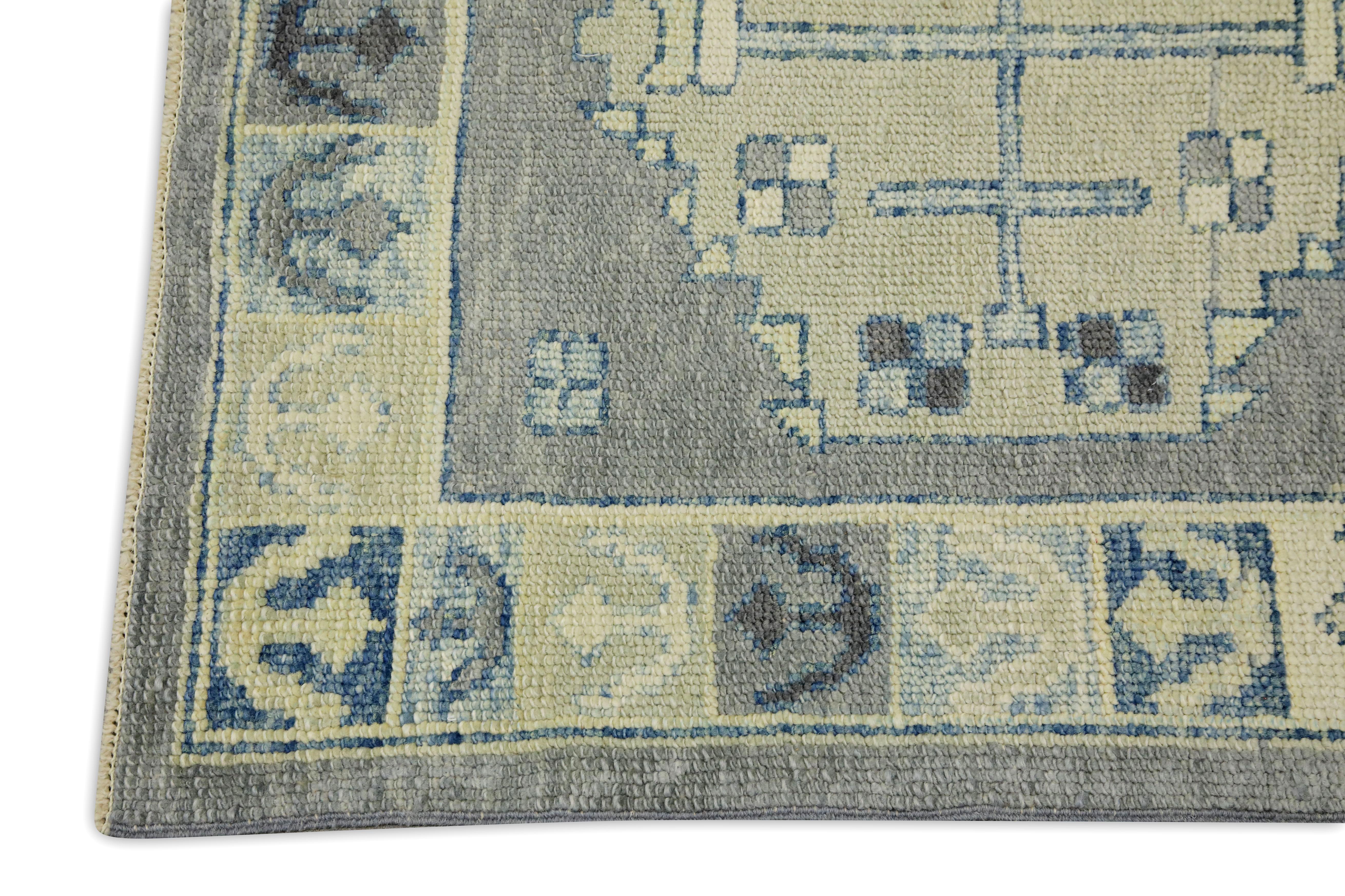 Handgewebter türkischer Oushak-Läufer aus Wolle in Grau & Blau mit geometrischem Design 2'10