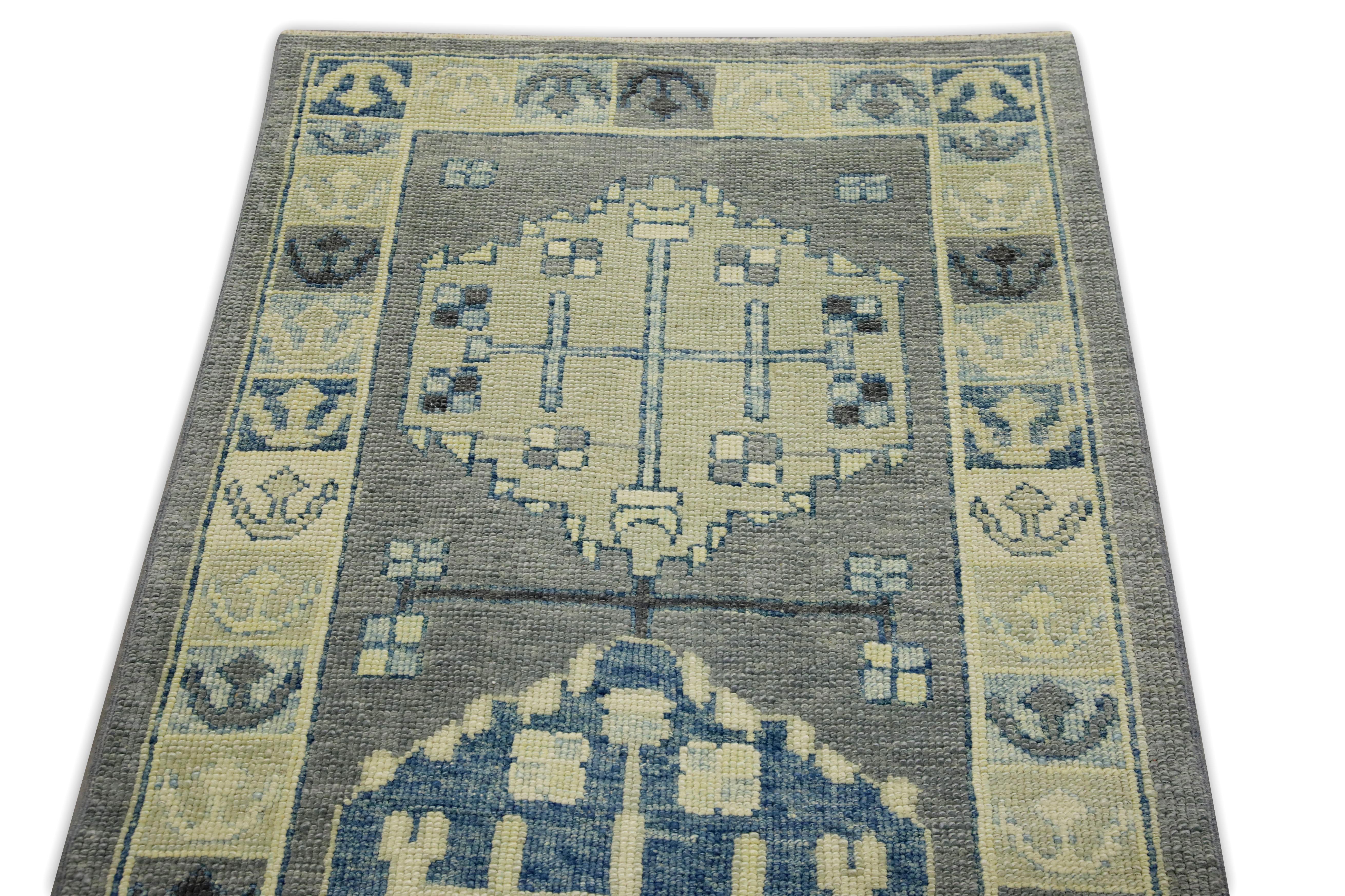 Handgewebter türkischer Oushak-Läufer aus Wolle in Grau & Blau mit geometrischem Design 2'10